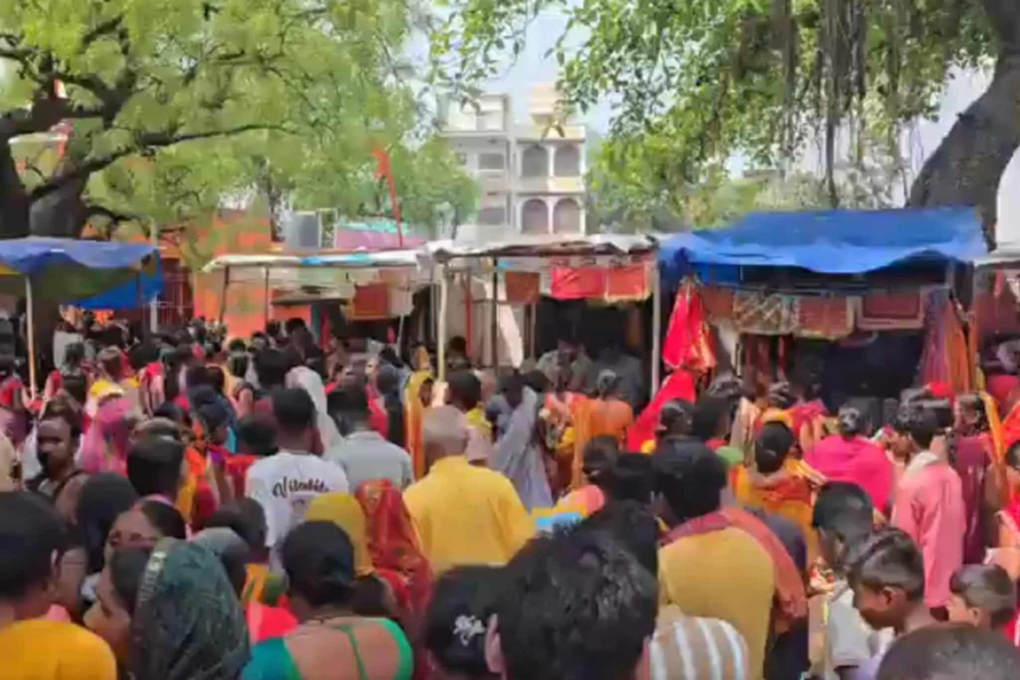 बिहारच्या नालंदामध्ये मंदिरात चेंगराचेंगरी, 8 भाविकांचा दर्शनादरम्यान मृत्यू बिहारच्या नालंदामध्ये मंदिरात चेंगराचेंगरी, 8 भाविकांचा दर्शनादरम्यान मृत्यू