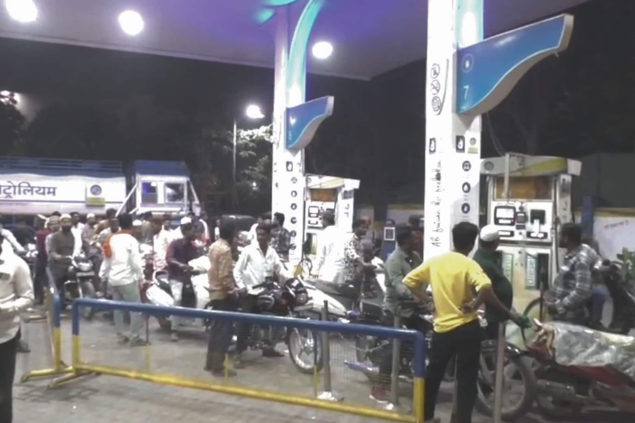 Iran Israel War : इराण-इस्त्राइल युद्धामुळे नांदेडमध्ये अफवा पसरली अन् लोकांनी Iran Israel War : इराण-इस्त्राइल युद्धामुळे नांदेडमध्ये अफवा पसरली अन् लोकांनी