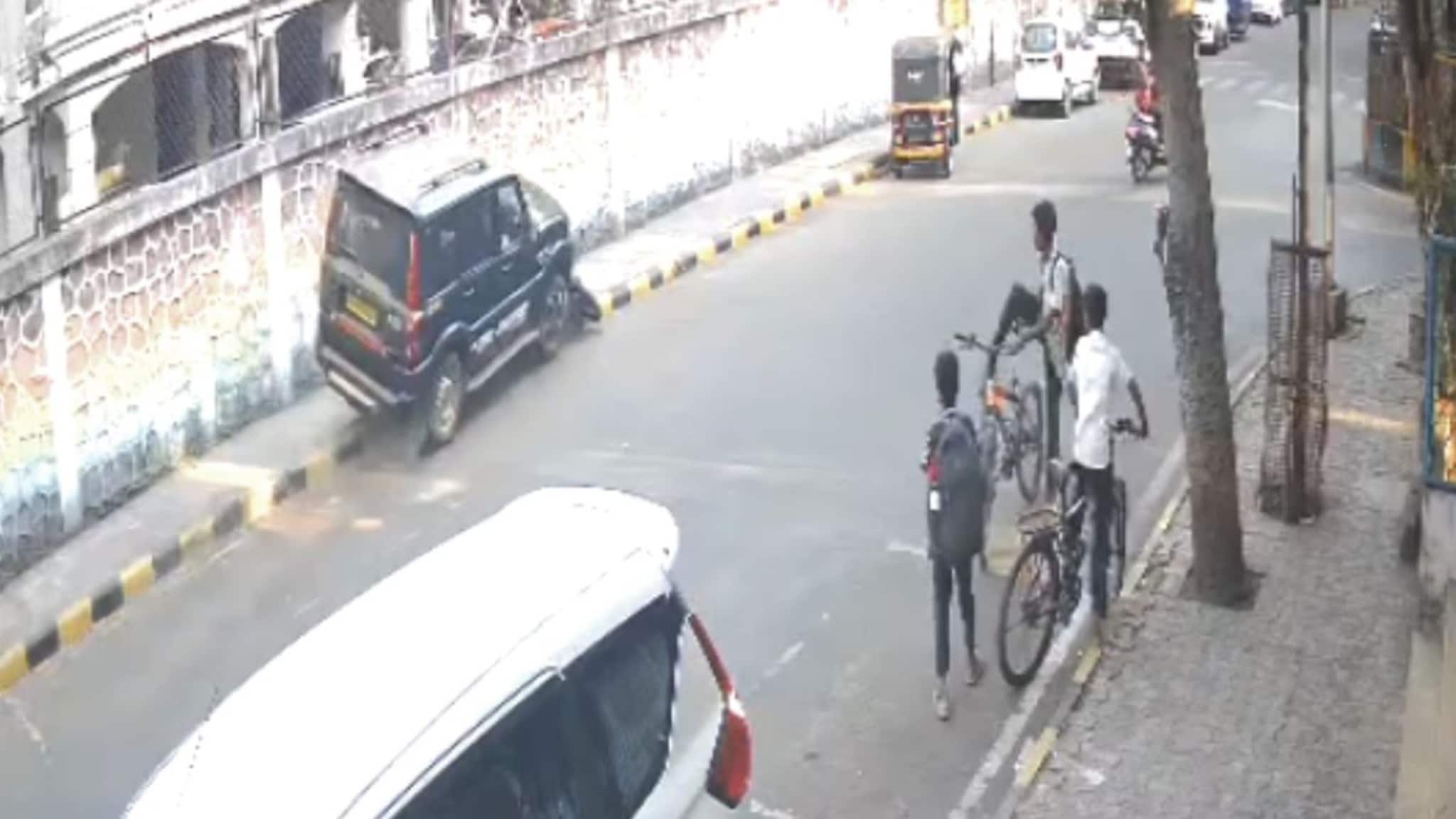 Mahindra Scorpio च्या एक्सीलेटरवर पाय पडला, तरुणीला दुचाकीसह फरफटत नेलं, मन विचलित करणारा VIDEO