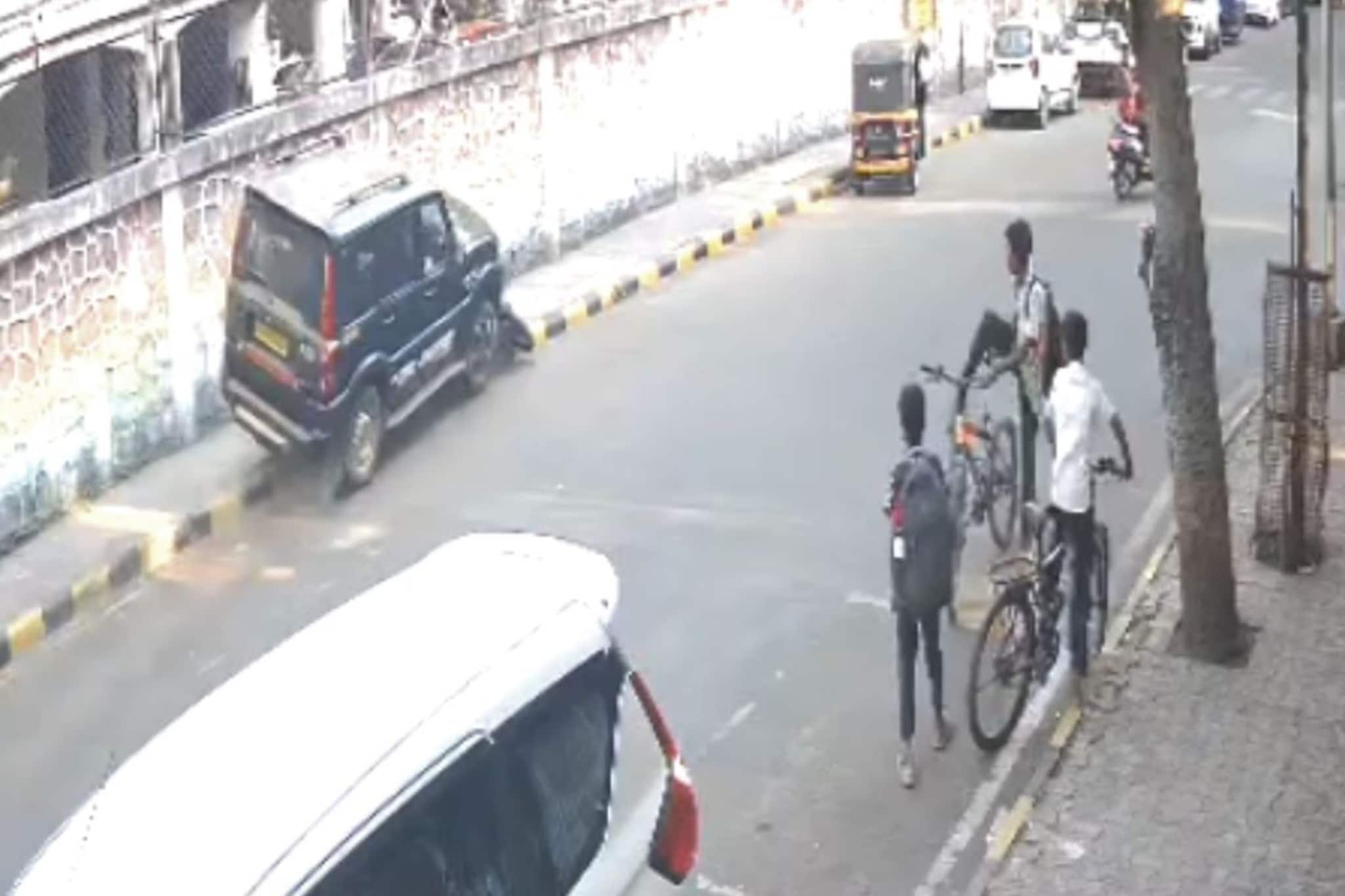 Mahindra Scorpio च्या एक्सीलेटरवर पाय पडला, तरुणीला दुचाकीसह फरफटत नेलं, मन विचलित करणारा VIDEO