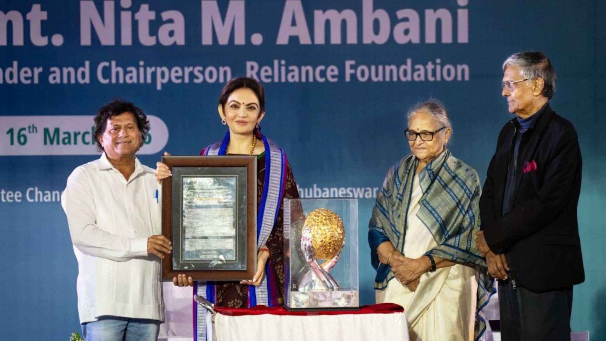 नीता अंबानी यांना Humanitarian Award 2025 प्रदान; शिक्षण,आरोग्य क्षेत्रातील कामाच्या योगदानाबद्दल गौरव