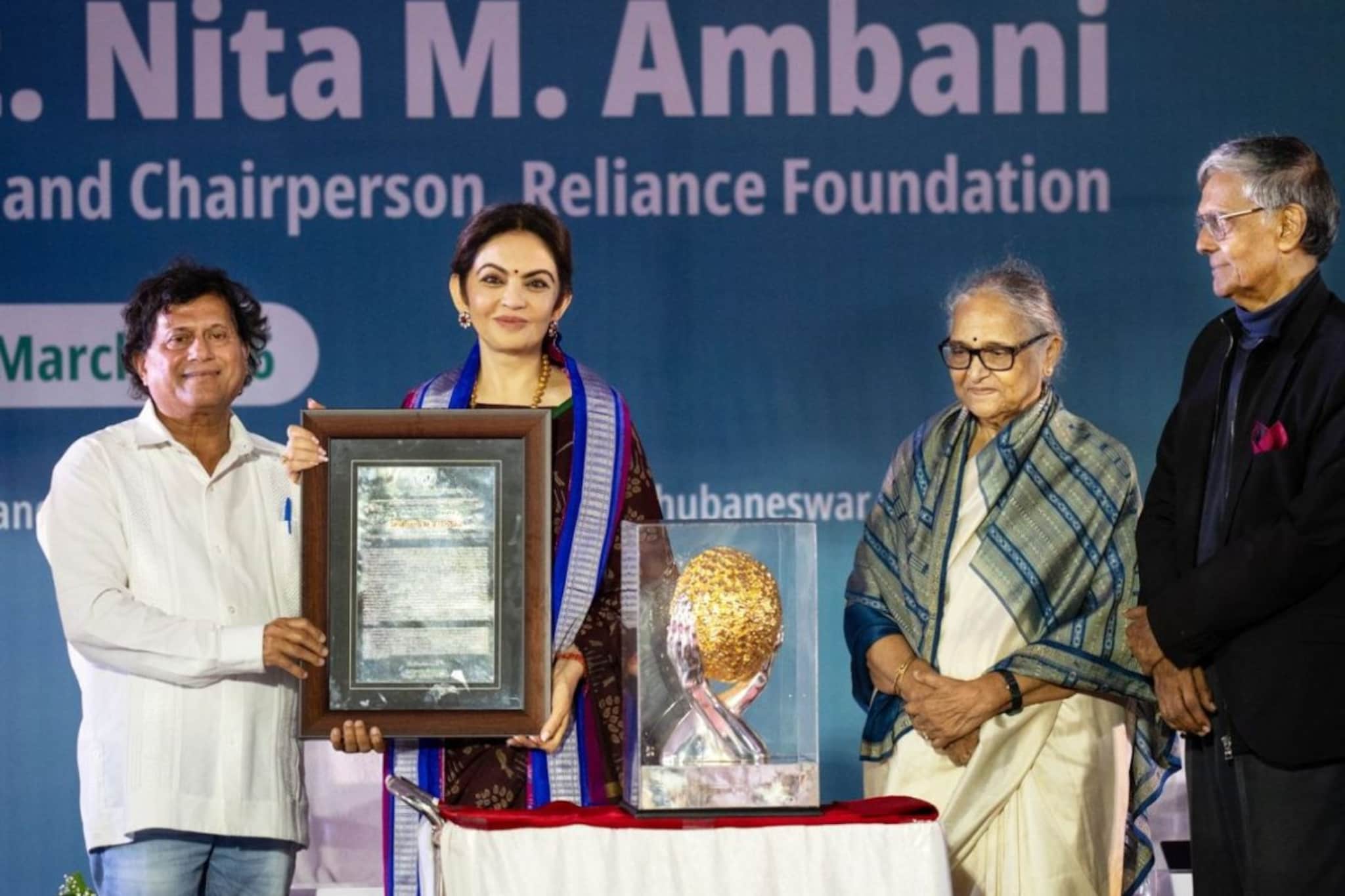 नीता अंबानी यांना Humanitarian Award 2025 प्रदान; शिक्षण,आरोग्य क्षेत्रातील कामाच्या योगदानाबद्दल गौरव 