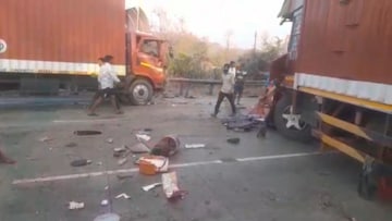 मुंबई अहमदाबाद नेशनल हायवेवर पाच वाहनांचा विचित्र अपघात, गाड्यांचा झाला चक्काचूर, हादरवणारे PHOTO