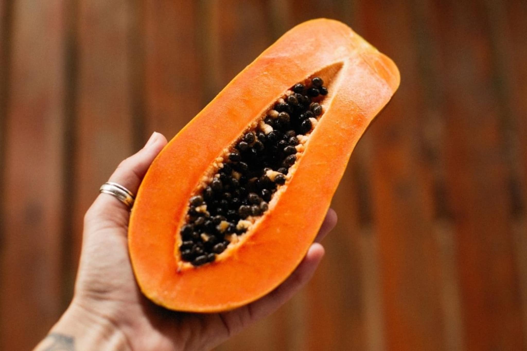 Papaya : अशी दिसणारी पपई अजिबात घेऊ नका, गोड पपई ओळखण्याची 'ही' आहे योग्य ट्रिक