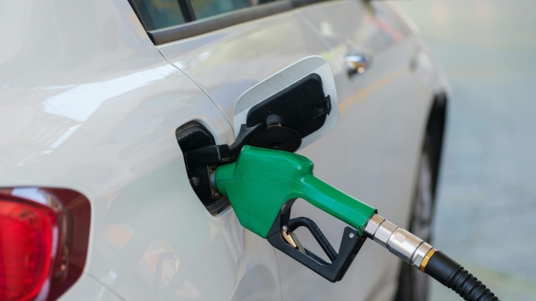 Petrol : 1 लिटर पेट्रोल मागे सरकार नक्की किती कमावते? सरकारल्या पैसे दिल्यावर डिलर काय कमावतो?