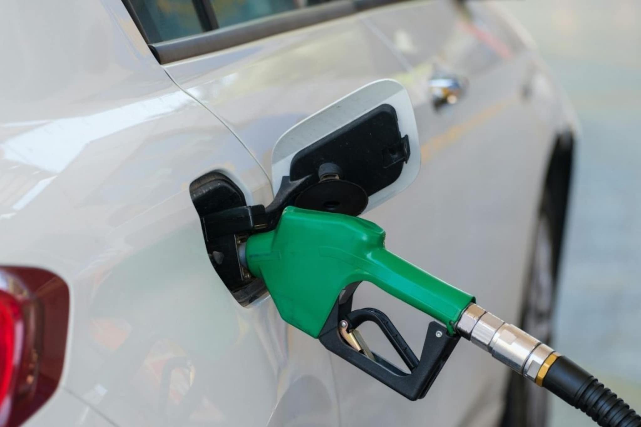 1 लिटर पेट्रोल मागे सरकार नक्की किती कमावते? सरकारल्या पैसे दिल्यावर डिलर काय कमावतो? 1 लिटर पेट्रोल मागे सरकार नक्की किती कमावते? सरकारल्या पैसे दिल्यावर डिलर काय कमावतो?