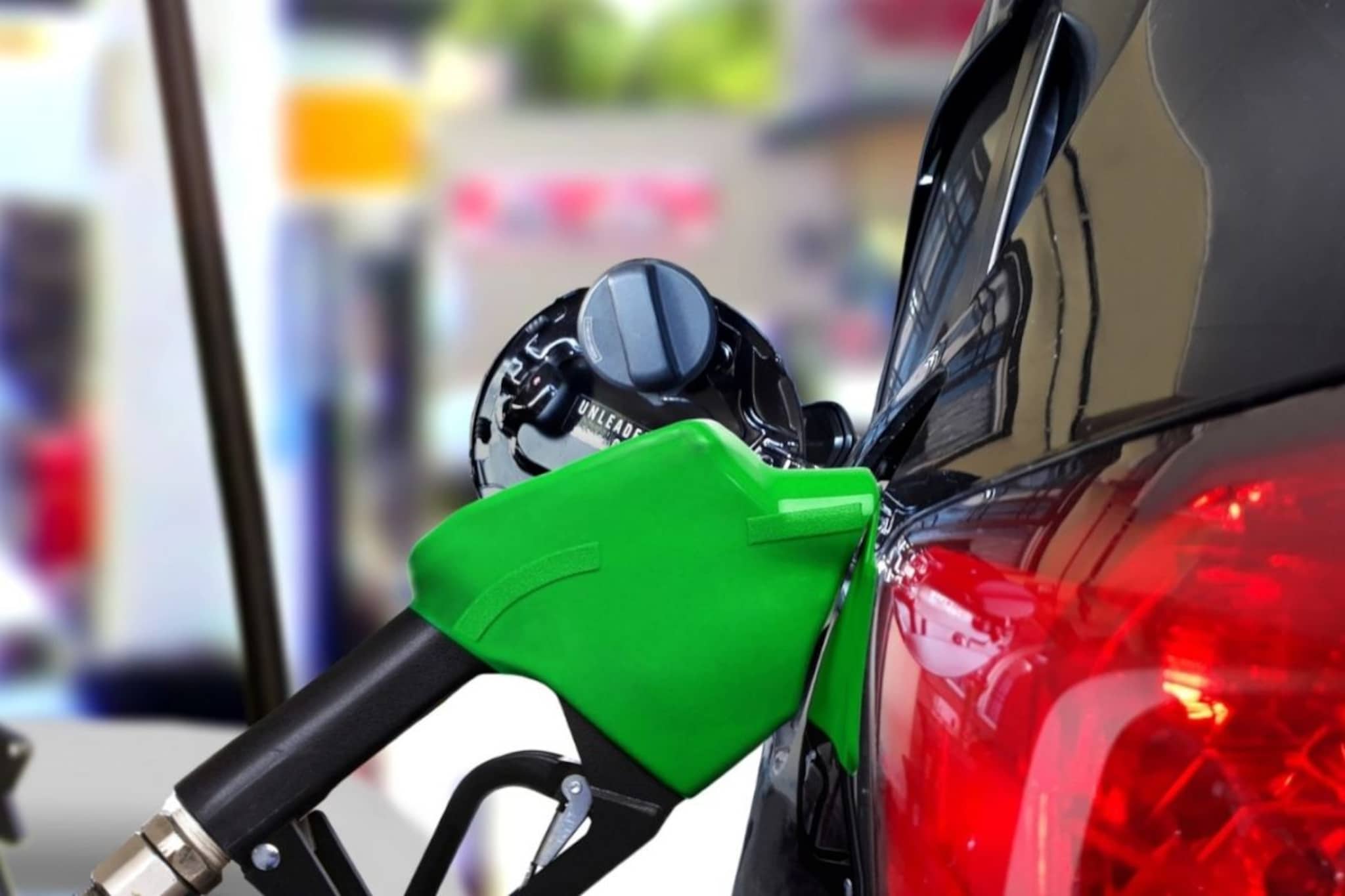 Petrol : इराणमध्ये पेट्रोल इतकं स्वस्त? 1 लिटरची किंमत ऐकून विश्वास बसणार नाही