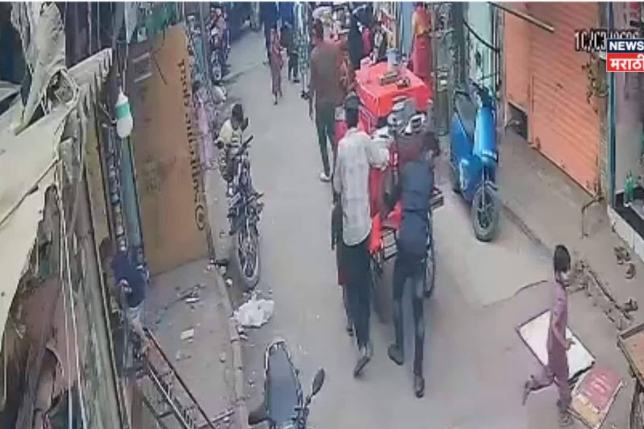 दोन वार अन् खेळ खल्लास, मुंबईत तरुणाची भररस्त्यात हत्या, थरार CCTV कॅमेऱ्यात कैद