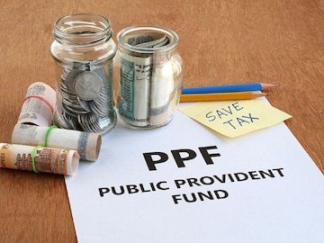 PPF स्किमध्ये दरवर्षी 50 हजार रुपये जमा केल्यास मॅच्योरिटीवर किती मिळतील? पाहा गणित PPF स्किमध्ये दरवर्षी 50 हजार रुपये जमा केल्यास मॅच्योरिटीवर किती मिळतील? पाहा गणित