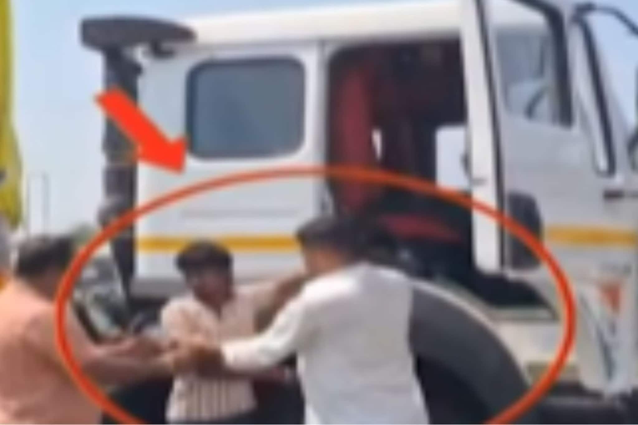 भरचौकात ट्रक चालकाला मारहाण, Video सोशल मीडियावर व्हायरल भरचौकात ट्रक चालकाला मारहाण, Video सोशल मीडियावर व्हायरल