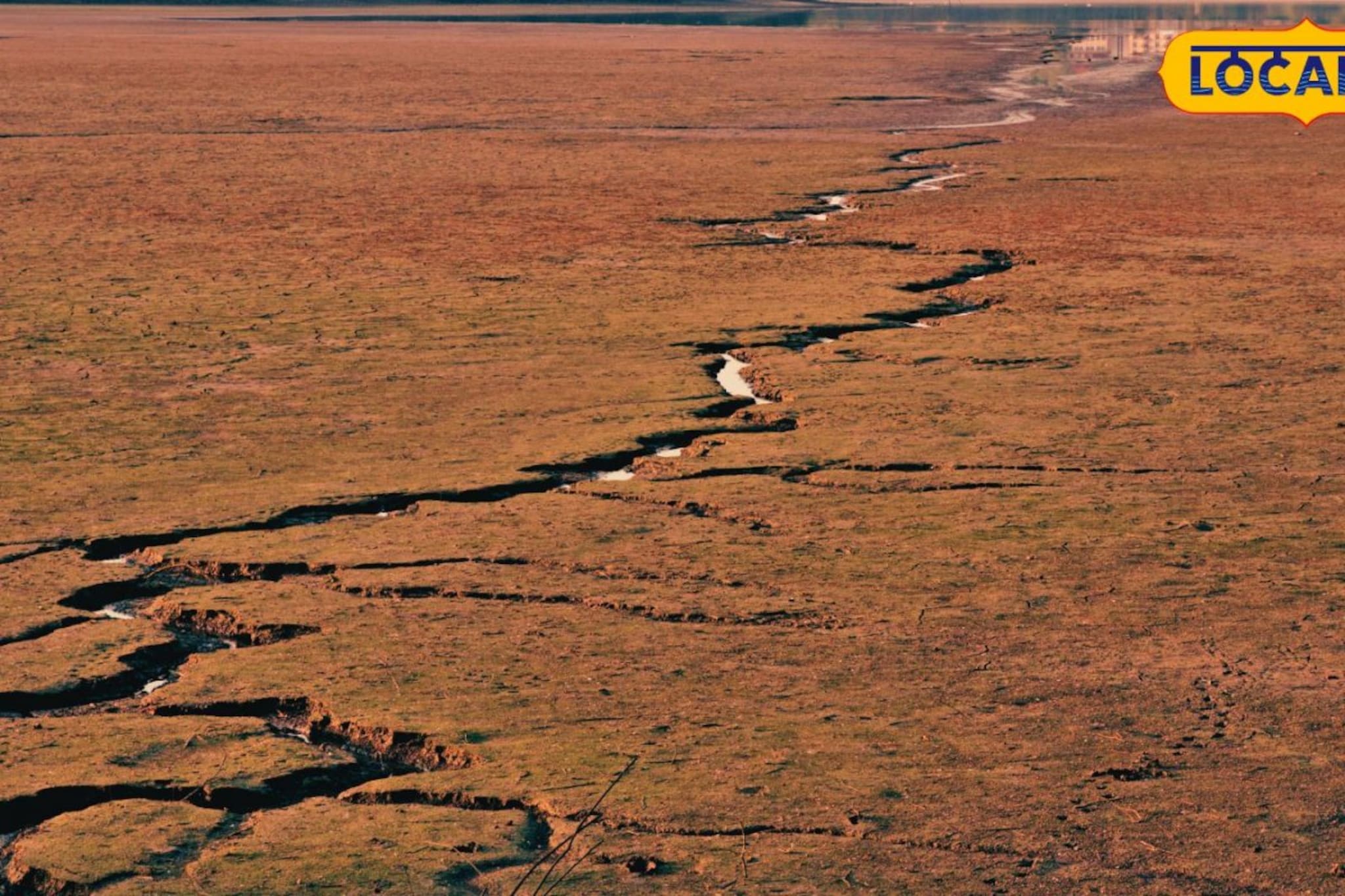 अचानक तो गूढ आवाज अन् हादरे; घरांना गेले तडे, पुण्यातील रांजणगावमध्ये काय घडलं? अचानक तो गूढ आवाज अन् हादरे; घरांना गेले तडे, पुण्यातील रांजणगावमध्ये काय घडलं?