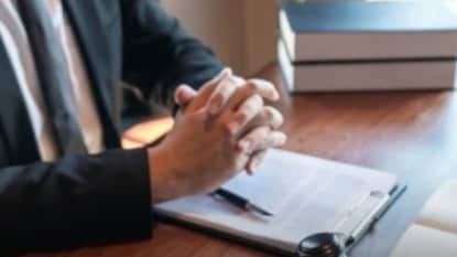 2 महिला वकिलांची हाणामारी (प्रतिकात्मक फोटो) 2 महिला वकिलांची हाणामारी (प्रतिकात्मक फोटो)