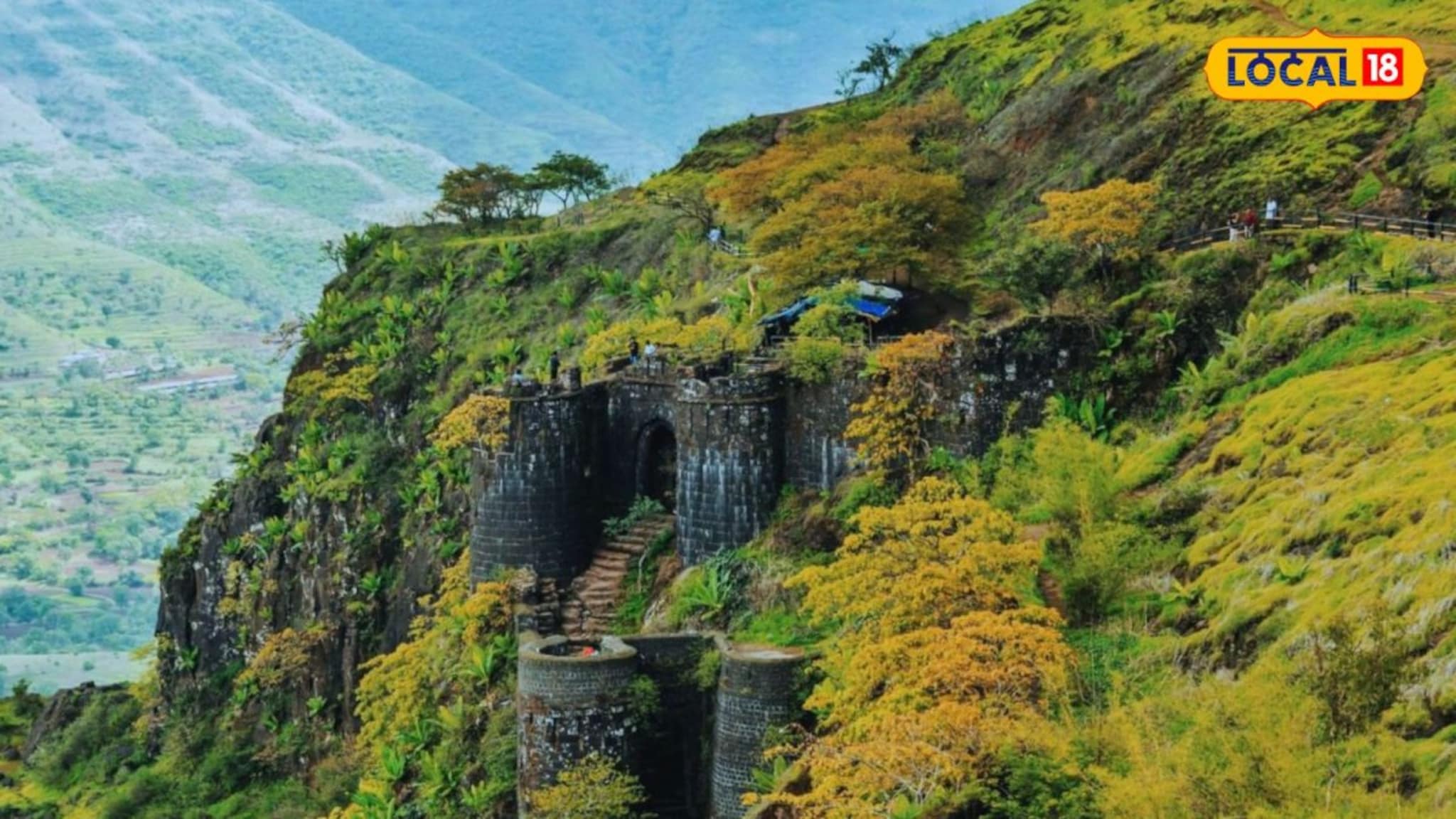 पाया घसरला अन् 350 फूट खोल दरीत कोसळले डॉक्टर; डोळे उघडताच समोर अंधार , मग...सिंहगड किल्ल्यावर थरार   