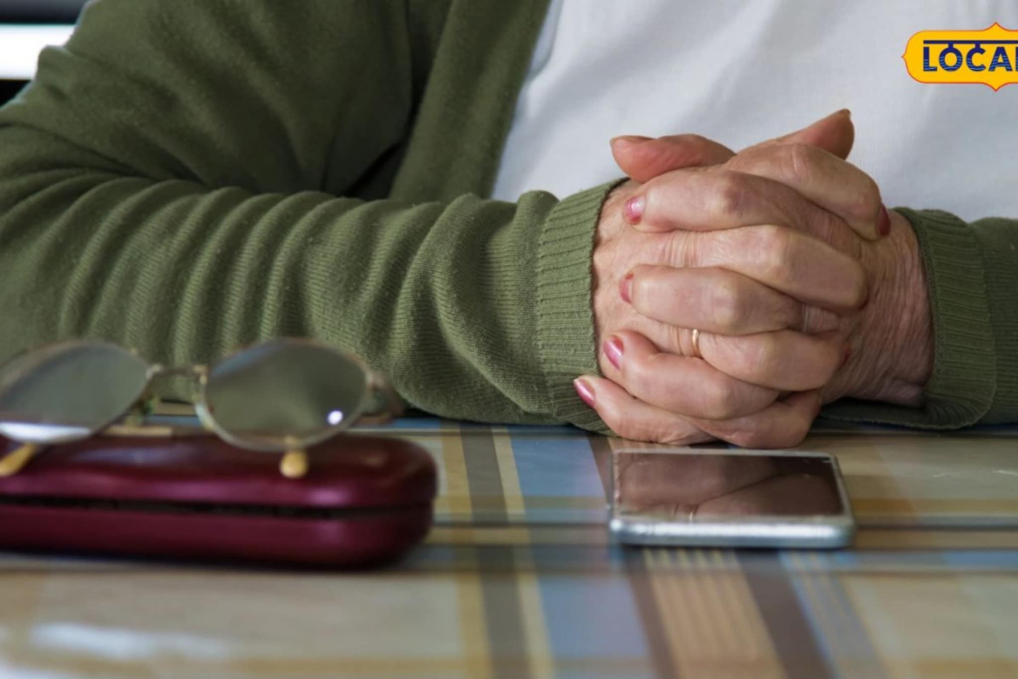 रवींद्रचा फोन आला; 'आई ICU मध्ये आहे', भावुक होऊन पुण्यातील शिक्षिका मदतीला धावली अन् कांड झालं 