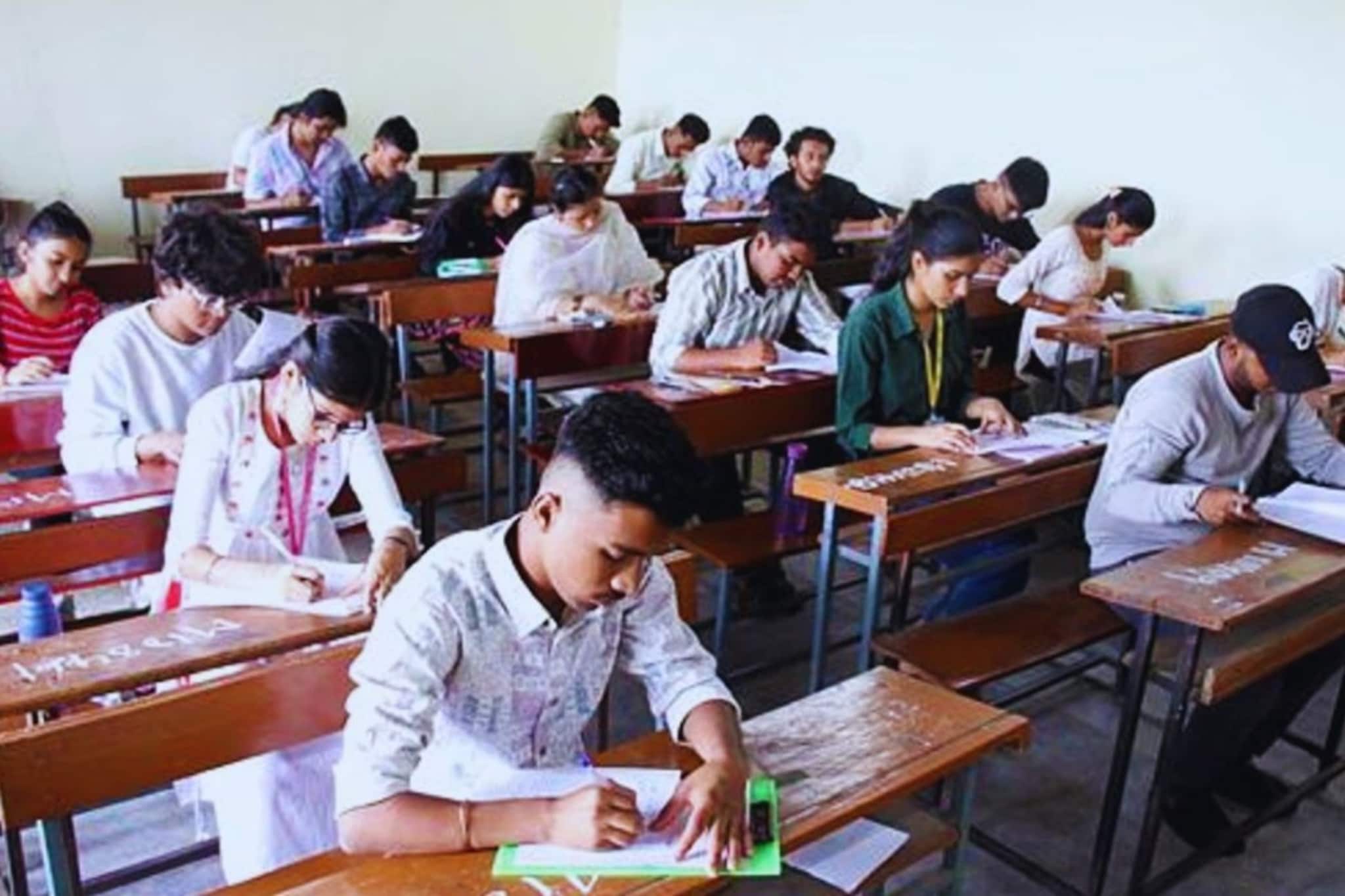 परीक्षा संपताच राडा,दहावीच्या विद्यार्थ्यावर कोयत्याचा हल्ला,बोर्डाच्या केंद्रावर काय घडलं? 