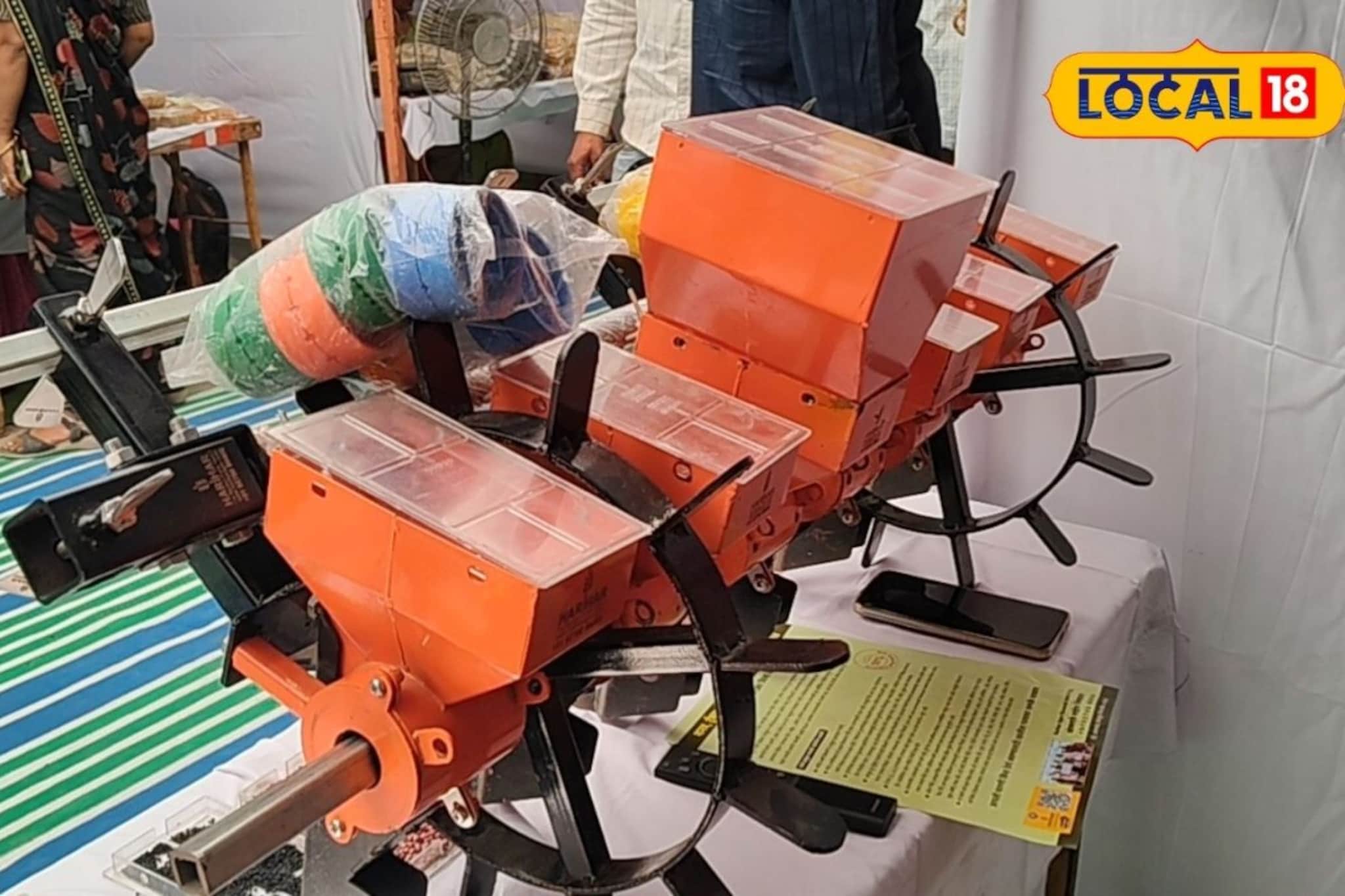 आता पेरणीचं काम होणार सोपे, सोलापुरातील शेतकऱ्याने बनवले अनोखे यंत्र, किंमत किती? Video 