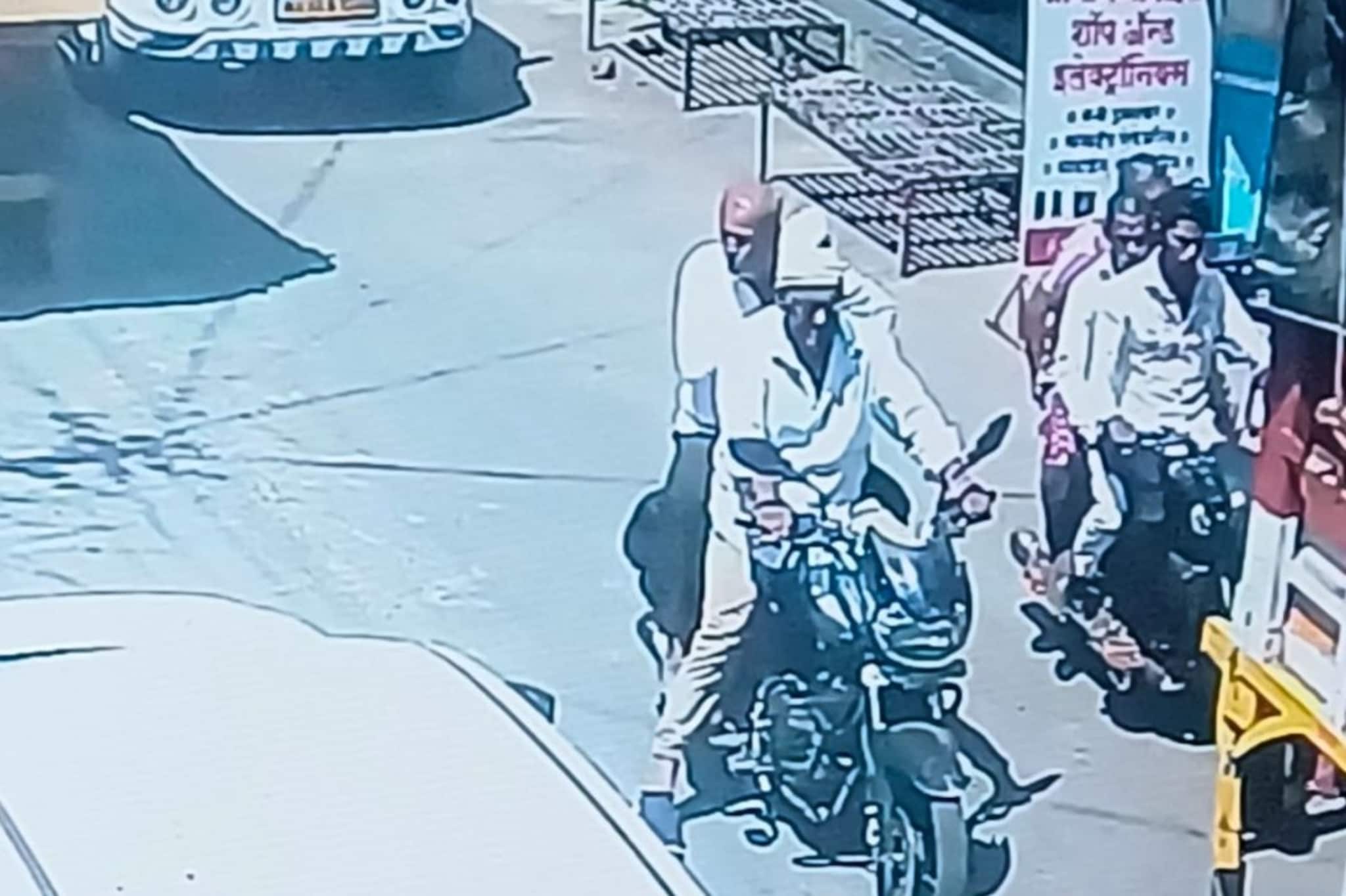 'शंभराच्या नोटा देतो, 500ची नोट द्या' बोलता बोलता भर रस्त्यावर खिश्यातून पैसे गायब केले, वृद्धाला कळलंही नाही!