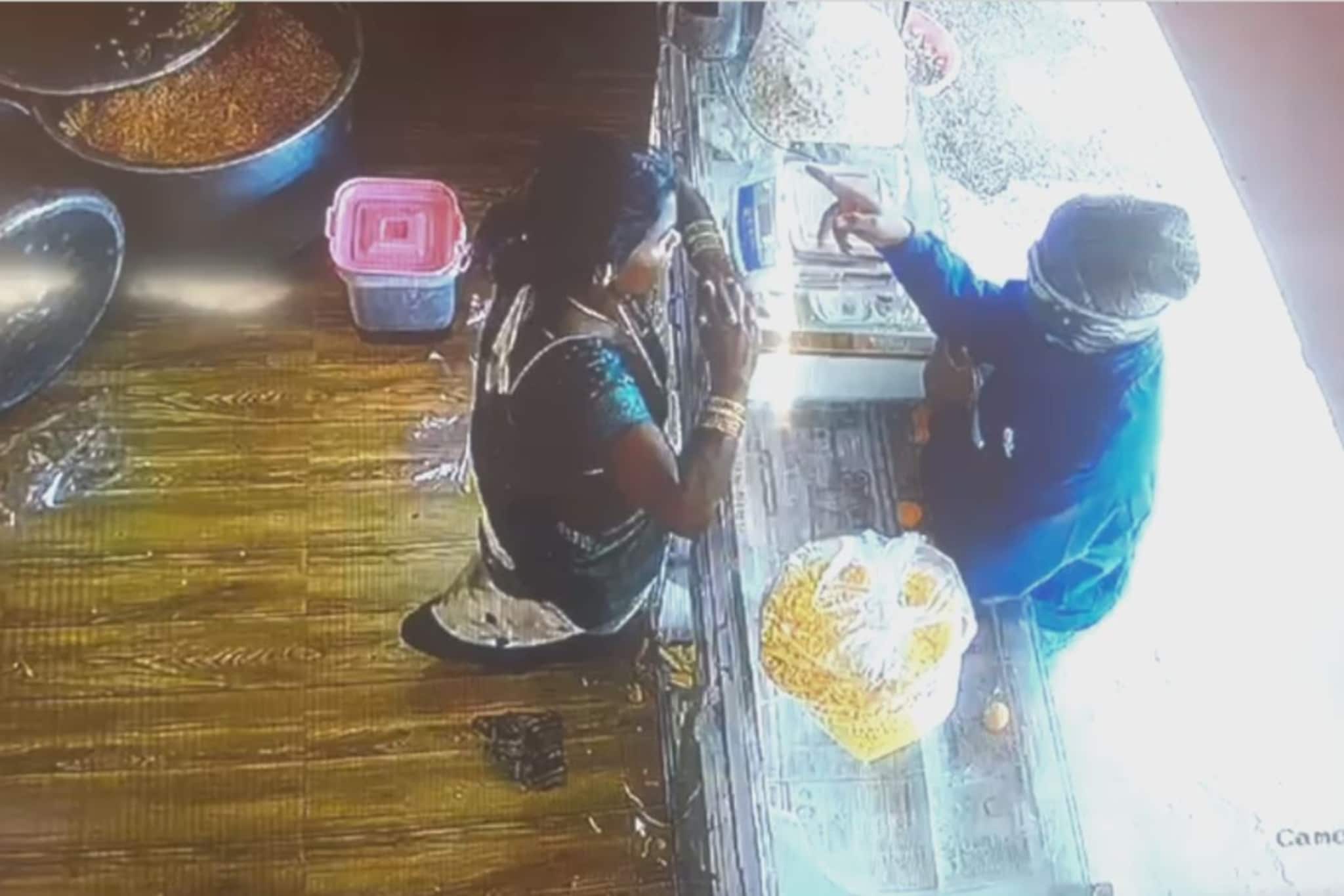 Pune: 'ती पाण्याची बाटली द्या', बोट करून दाखवलं अन् महिलेनं तिकडे पाहताच कांड झालं, पुण्यातील घटनेचा VIDEO