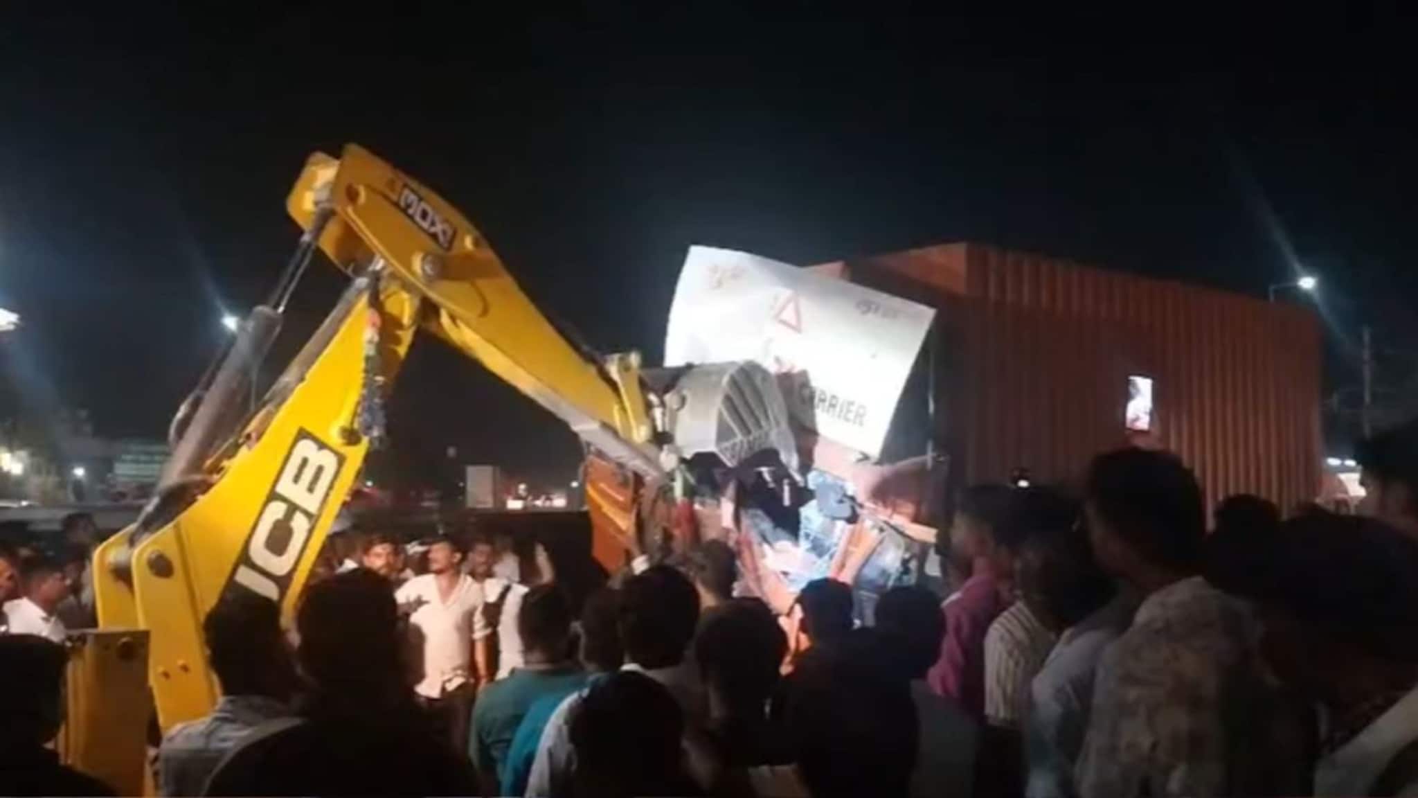 Pune: स्पीड ब्रेकर वाचवायला गेले अन् कंटेनर ट्रकवर आदळला, JCB ने केबिन तोडून ड्रायव्हरला काढलं बाहेर Pune: स्पीड ब्रेकर वाचवायला गेले अन् कंटेनर ट्रकवर आदळला, JCB ने केबिन तोडून ड्रायव्हरला काढलं बाहेर