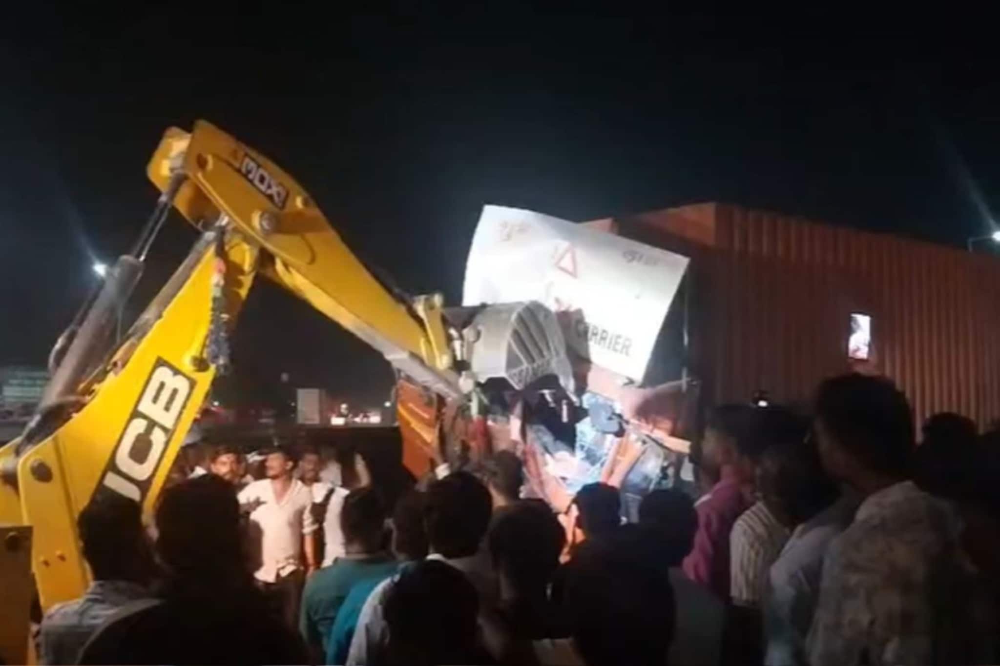 Pune: स्पीड ब्रेकर वाचवायला गेले अन् कंटेनर ट्रकवर आदळला, JCB ने केबिन तोडून ड्रायव्हरला काढलं बाहेर Pune: स्पीड ब्रेकर वाचवायला गेले अन् कंटेनर ट्रकवर आदळला, JCB ने केबिन तोडून ड्रायव्हरला काढलं बाहेर
