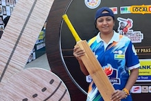 ‘ती’च्यासाठी अशक्य काहीच नाही! लहानपणी क्रिकेटची आवड, लग्नानंतर केलं असं, आता घरात 100 ट्रॉफी, Video