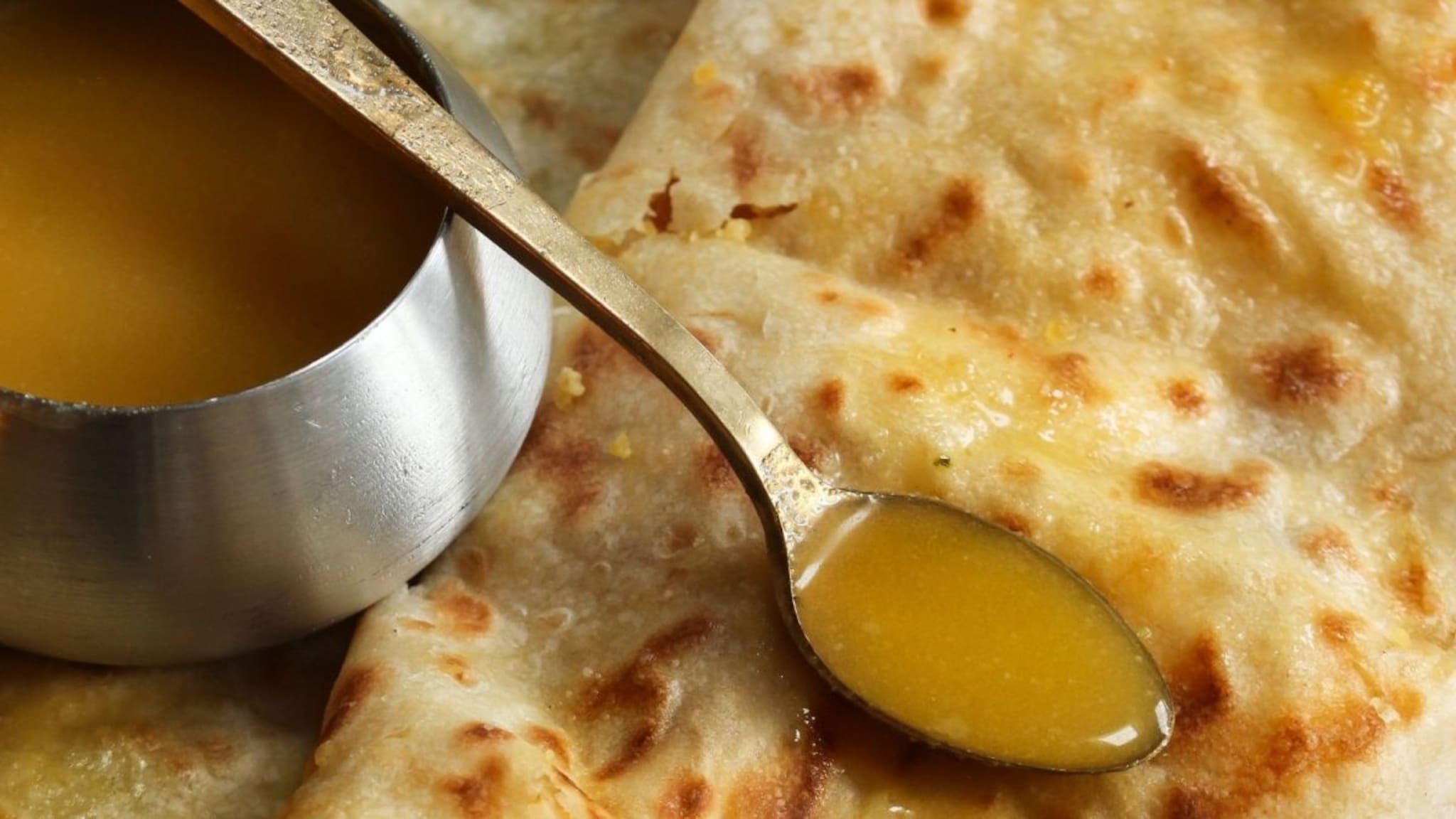 Puran Poli : पुरणपोळी लाटताना फुटतेय? पिठात मिसळा 'हा' एक पदार्थ, एकही पोळी फुटणार नाही