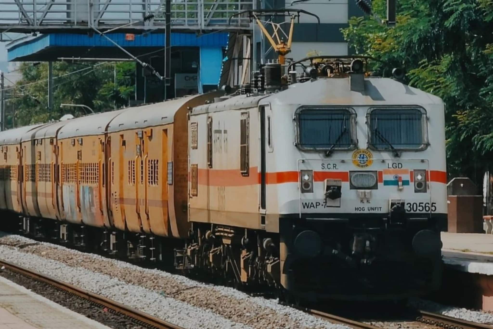 ट्रेनचं मायलेज किती असतं माहितेय? 1 लिटर डिझेलमध्ये किती अंतर पार करते इंजिन; पाहा रेल्वेचं थक्क करणारं गणित ट्रेनचं मायलेज किती असतं माहितेय? 1 लिटर डिझेलमध्ये किती अंतर पार करते इंजिन; पाहा रेल्वेचं थक्क करणारं गणित