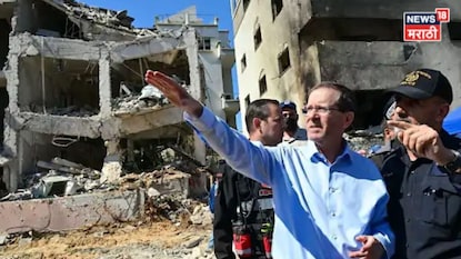 इराणच्या हल्ल्यात तेल अविवमध्ये झालेल्या नुकसानीची पाहणी करताना इस्रायलचे राष्ट्राध्यक्ष इराणच्या हल्ल्यात तेल अविवमध्ये झालेल्या नुकसानीची पाहणी करताना इस्रायलचे राष्ट्राध्यक्ष