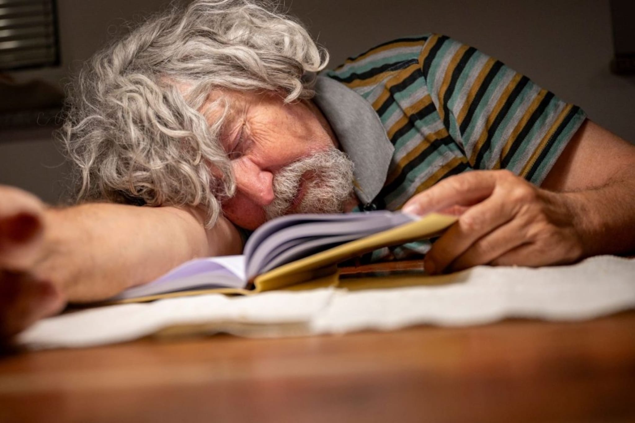 पुस्तक वाचताना झोप का येते? हा आळस नाही तर यामागे आहे वैज्ञानिक कारण