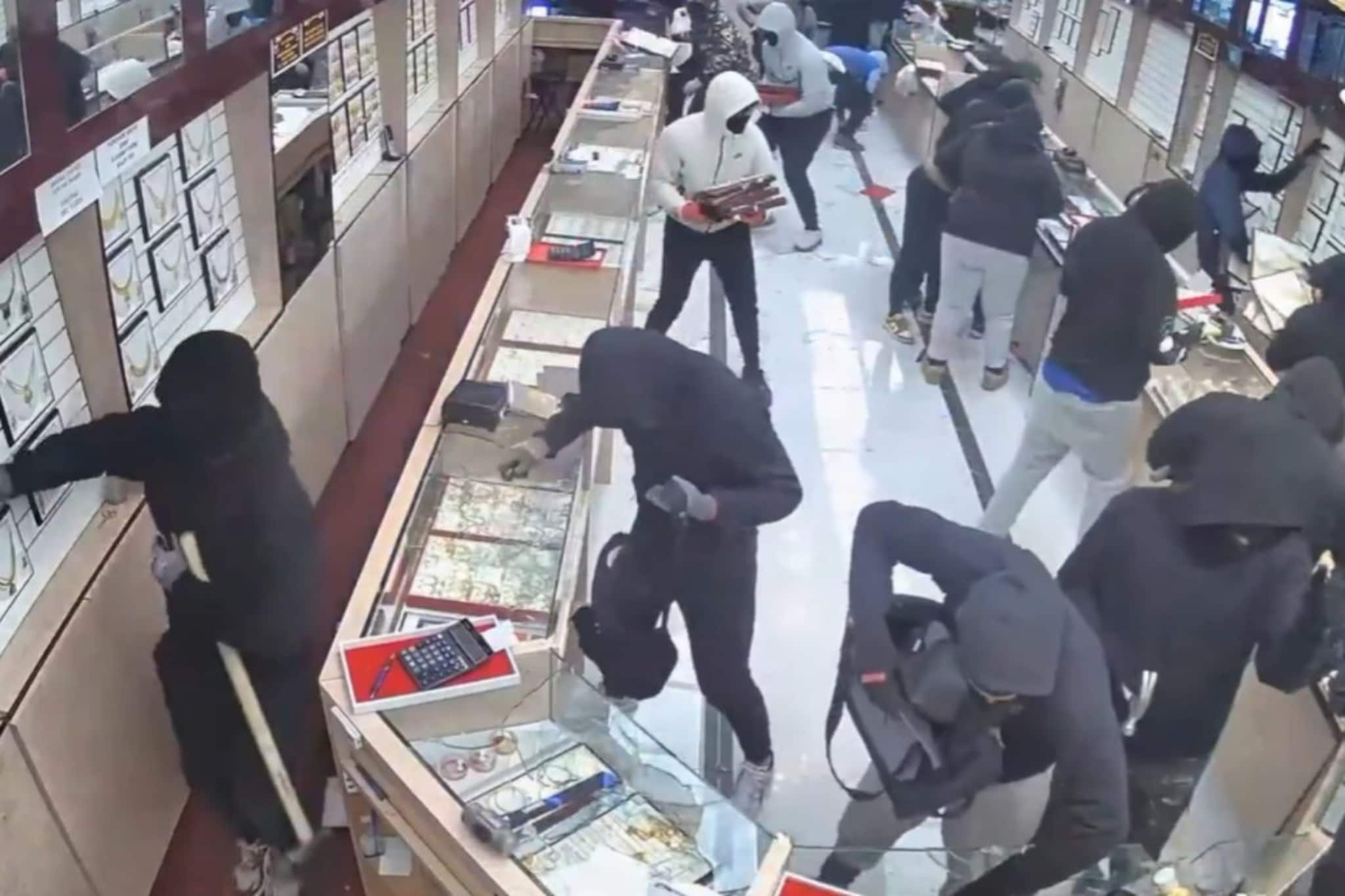 कुमार ज्वेलर्सवर दरोडा, टोळीने आले एका मिनिटात 16 कोटी लंपास; एका वर्षानंतर समोर आला CCTV फुटेज, जे दिसले ते धक्कादायक