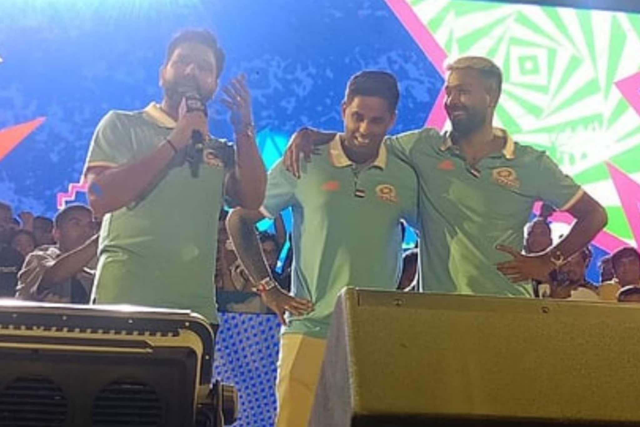 रोहित शर्माने मुंबई इंडियन्सना शब्द दिला... हार्दिक-सूर्या शेजारी, समोर चाहत्यांचा गराडा!