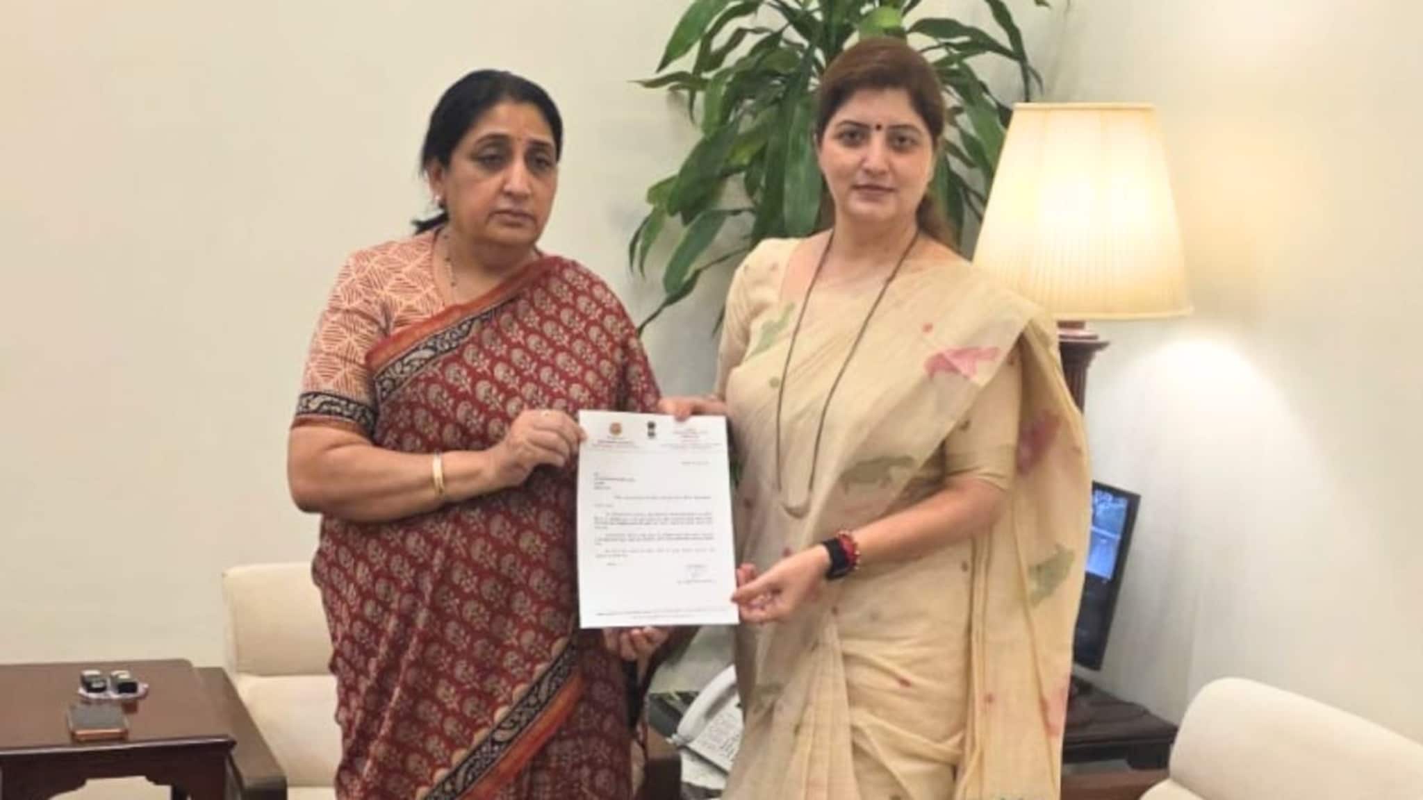 Rupali Chakankar:अशोक खरातची संगत भोवली, रुपाली चाकणकरांचा अखेर राजीनामा, सुनेत्रा पवारांचा पहिला मोठा निर्णय 