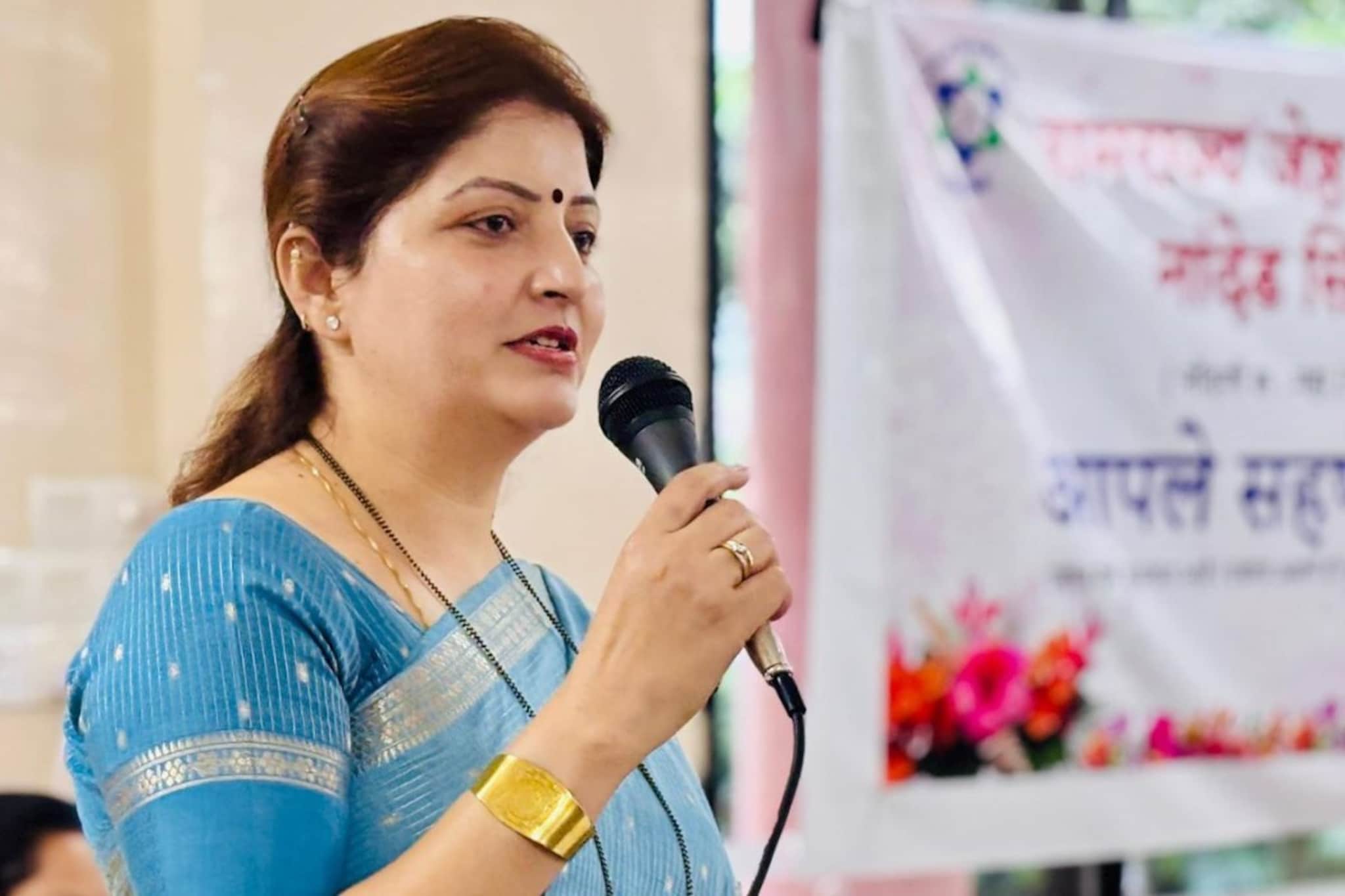 मुख्यमंत्र्यांचे तात्काळ राजीनामा देण्याचे आदेश, पण ट्वीटमध्ये चाकणकरांकडून वेगळाच मुद्दा, म्हणाल्या...