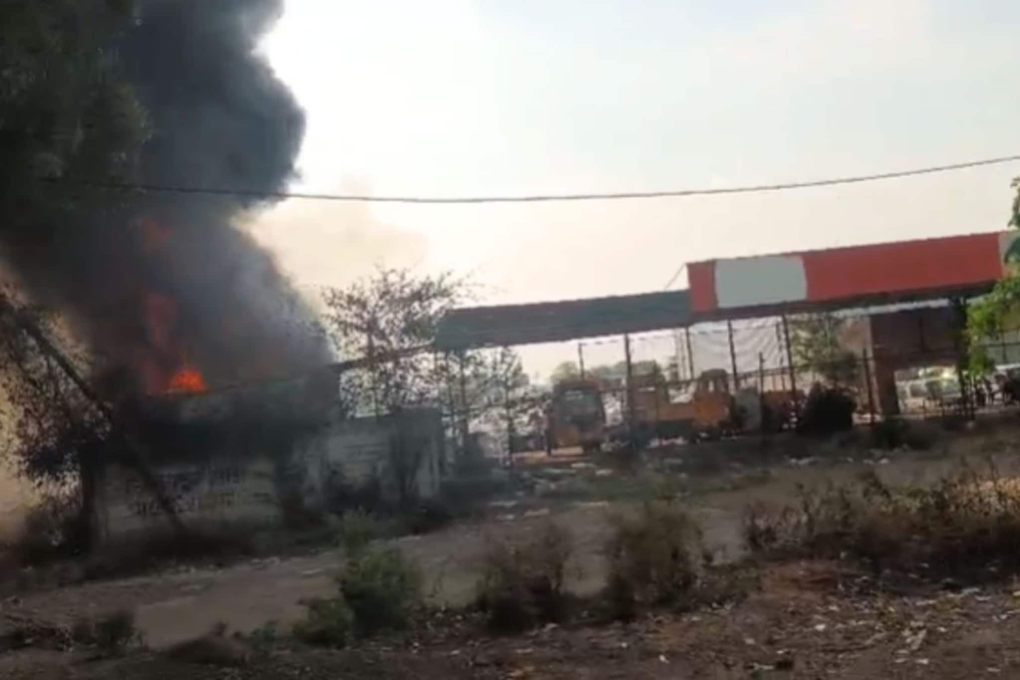 वाहनांच्या गोडाऊनमध्ये भीषण आग, एकापाठोपाठ अनेक स्फोट, छ.संभाजीनगरमधला घटनास्थळाचा VIDEO