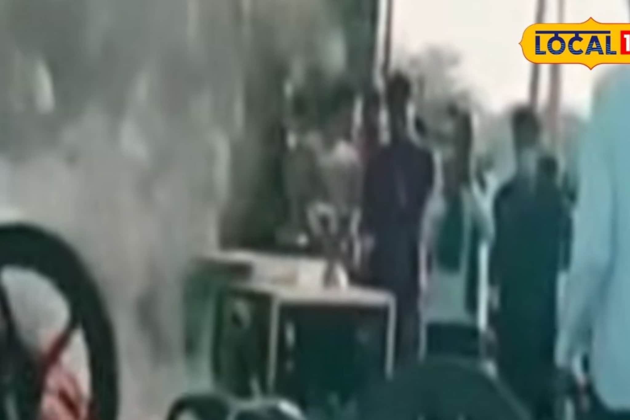 ‘पेट्रोल नाही, तर कशाला हवी गाडी?’ तरुणाने भररस्त्यात लावली काडी; छ. संभाजीनगरमध्ये धक्कादायक प्रकार ‘पेट्रोल नाही, तर कशाला हवी गाडी?’ तरुणाने भररस्त्यात लावली काडी; छ. संभाजीनगरमध्ये धक्कादायक प्रकार