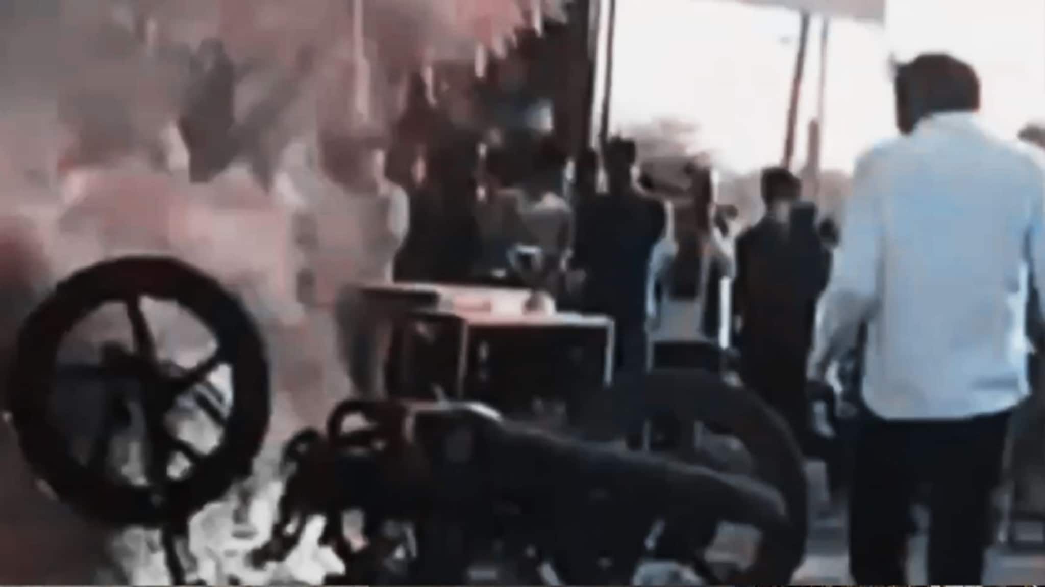 पेट्रोल न मिळाल्यामुळे तरुणाला आलं टेन्शन, दारूच्या नशेत दुचाकी रस्त्यावर पेटवली, छ.संभाजीनगरमधला VIDEO