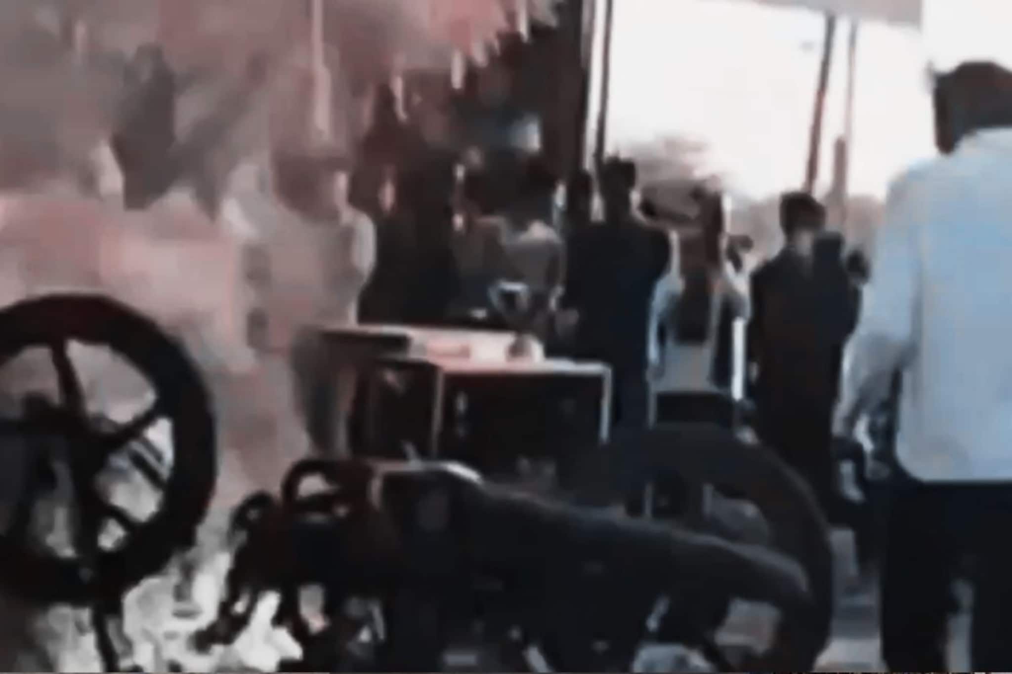 पेट्रोल न मिळाल्यामुळे तरुणाला आलं टेन्शन, दारूच्या नशेत दुचाकी रस्त्यावर पेटवली, छ.संभाजीनगरमधला VIDEO