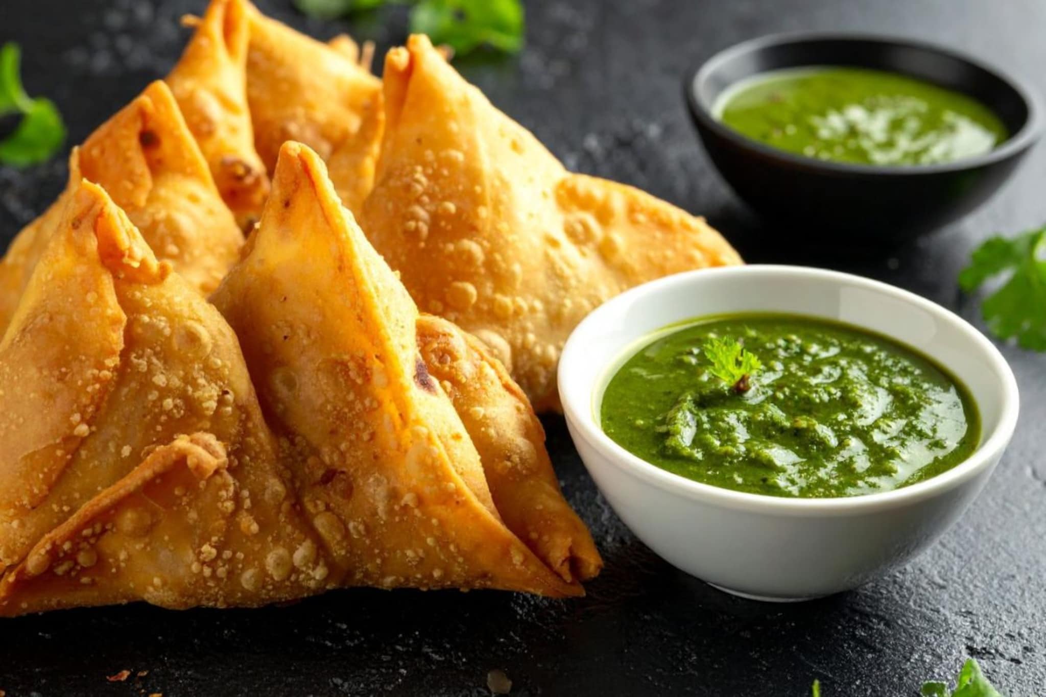 समोसा खाला आणि मालकाच्या हाताला घेतला चावा अन् बोटाचा पार तुकडाच पाडला, मुंबईतील खळबळजनक घटना समोसा खाला आणि मालकाच्या हाताला घेतला चावा अन् बोटाचा पार तुकडाच पाडला, मुंबईतील खळबळजनक घटना