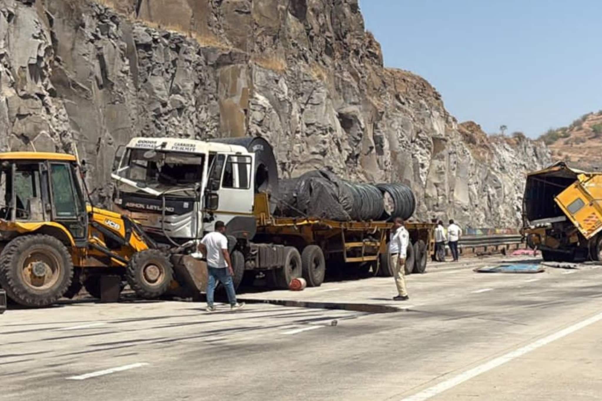 'समृद्धी'वर JCBच्या सावलीखाली जेवायला बसले,ट्रकने दिली जबर धडक,2 जणांचा मृत्यू