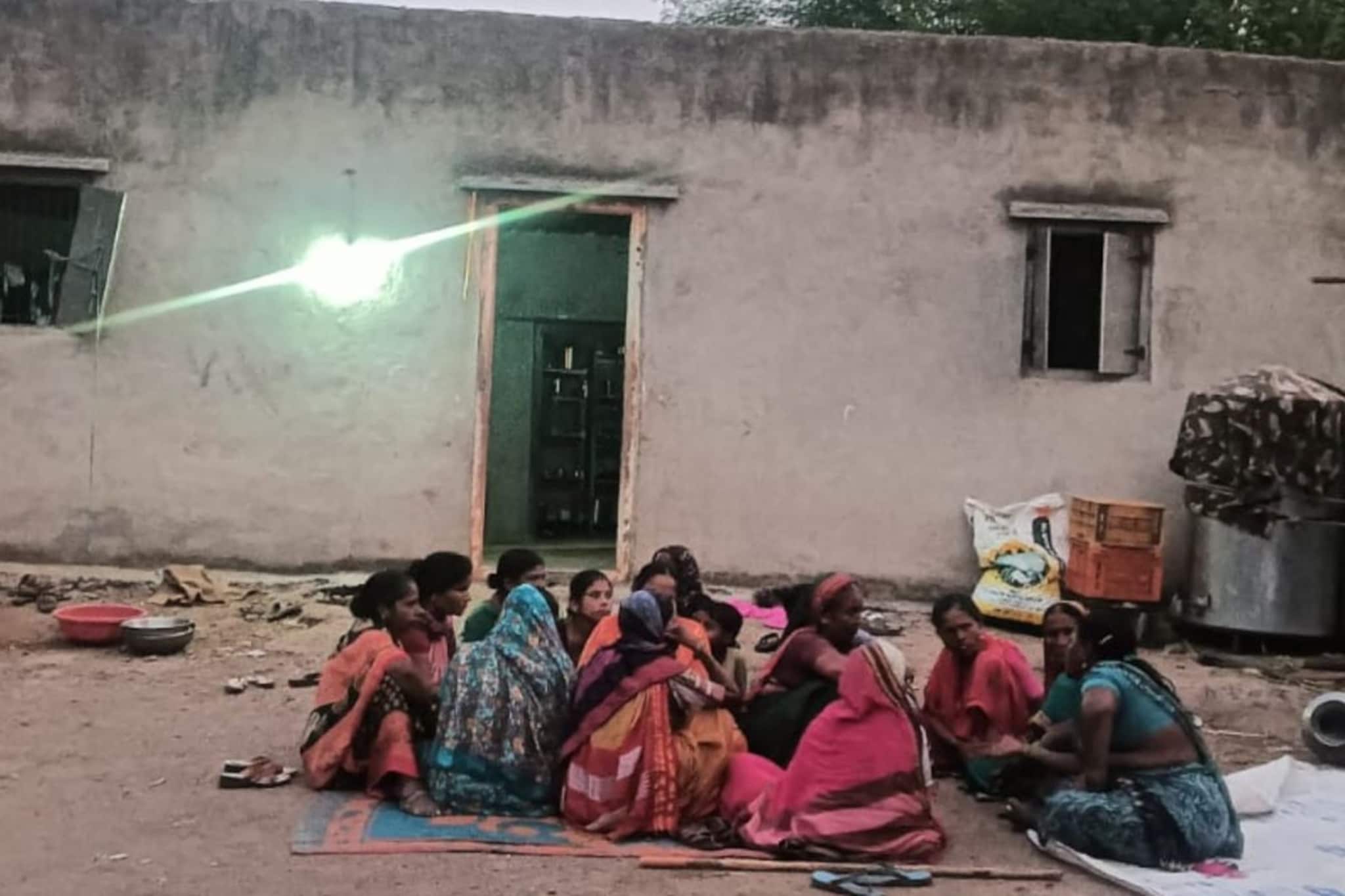 चोरीचा संशय, बापाने दोन्ही पोरींना अख्खी रात्र उलटं टांगलं, पुढे जे घडलं ते खूपच भयानक, सांगली हादरलं! चोरीचा संशय, बापाने दोन्ही पोरींना अख्खी रात्र उलटं टांगलं, पुढे जे घडलं ते खूपच भयानक, सांगली हादरलं!