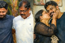 Sanju Samson : वर्ल्ड कप जिंकवून घरी पोहोचला संजू, गेटच्या आत जाताच केली आईची इच्छा पूर्ण!