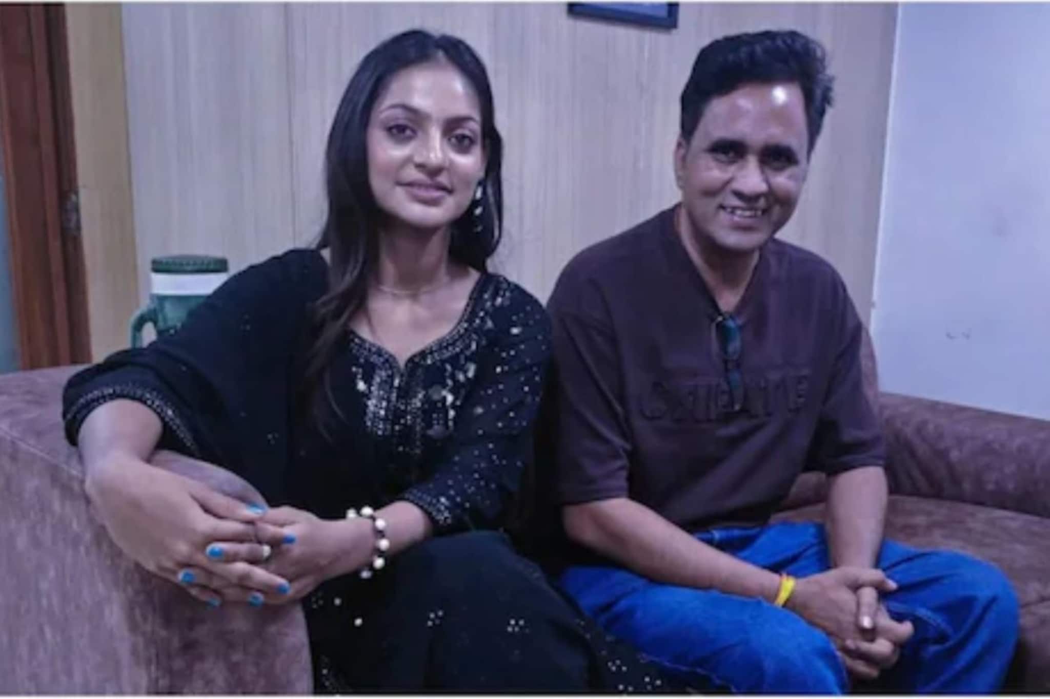 "तिच्यामुळे कर्जबाजारी झालो, तिला केव्हाच..."; मोनालिसाच्या लग्नाबद्दल दिग्दर्शक सनोज मिश्रा काय म्हणाले?