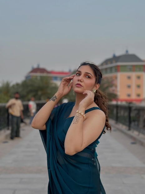 हरियाणाची शान आणि लाखो दिलांची धडकन सपना चौधरी सध्या The 50 या रिअ‍ॅलिटी शोमुळे पुन्हा एकदा चर्चेत आली आहे. स्टेजवर ठुमके लावून प्रेक्षकांना वेड लावणाऱ्या सपनाचं आयुष्य काट्यांनी भरलेलं होतं. हरियाणाची शान आणि लाखो दिलांची धडकन सपना चौधरी सध्या The 50 या रिअ‍ॅलिटी शोमुळे पुन्हा एकदा चर्चेत आली आहे. स्टेजवर ठुमके लावून प्रेक्षकांना वेड लावणाऱ्या सपनाचं आयुष्य काट्यांनी भरलेलं होतं.