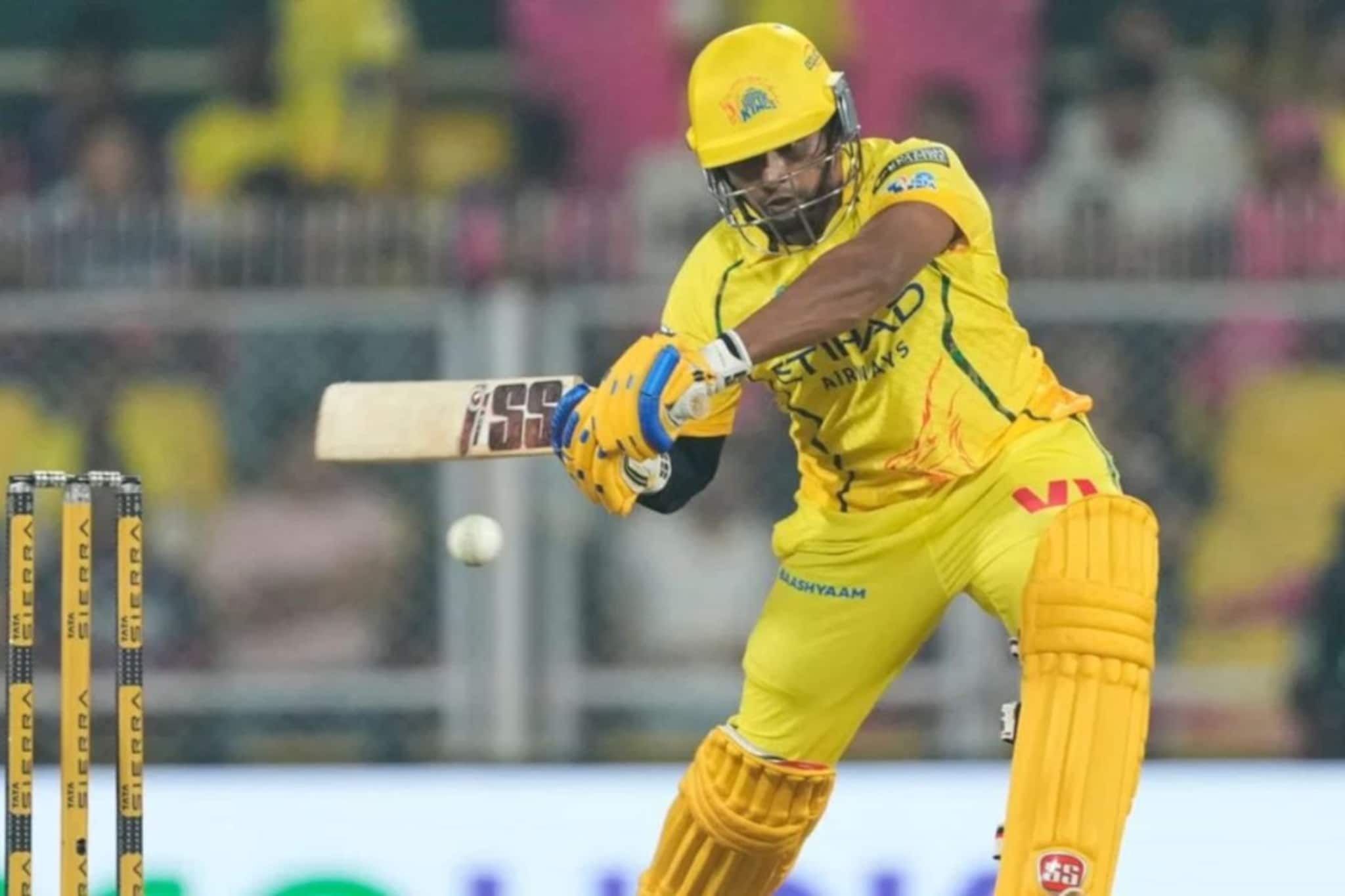 सरफराज पुन्हा वादात सापडला, बॅन वस्तू घेऊन मैदानात उतरला, अंपायरने रंगेहाथ पकडला! सरफराज पुन्हा वादात सापडला, बॅन वस्तू घेऊन मैदानात उतरला, अंपायरने रंगेहाथ पकडला!