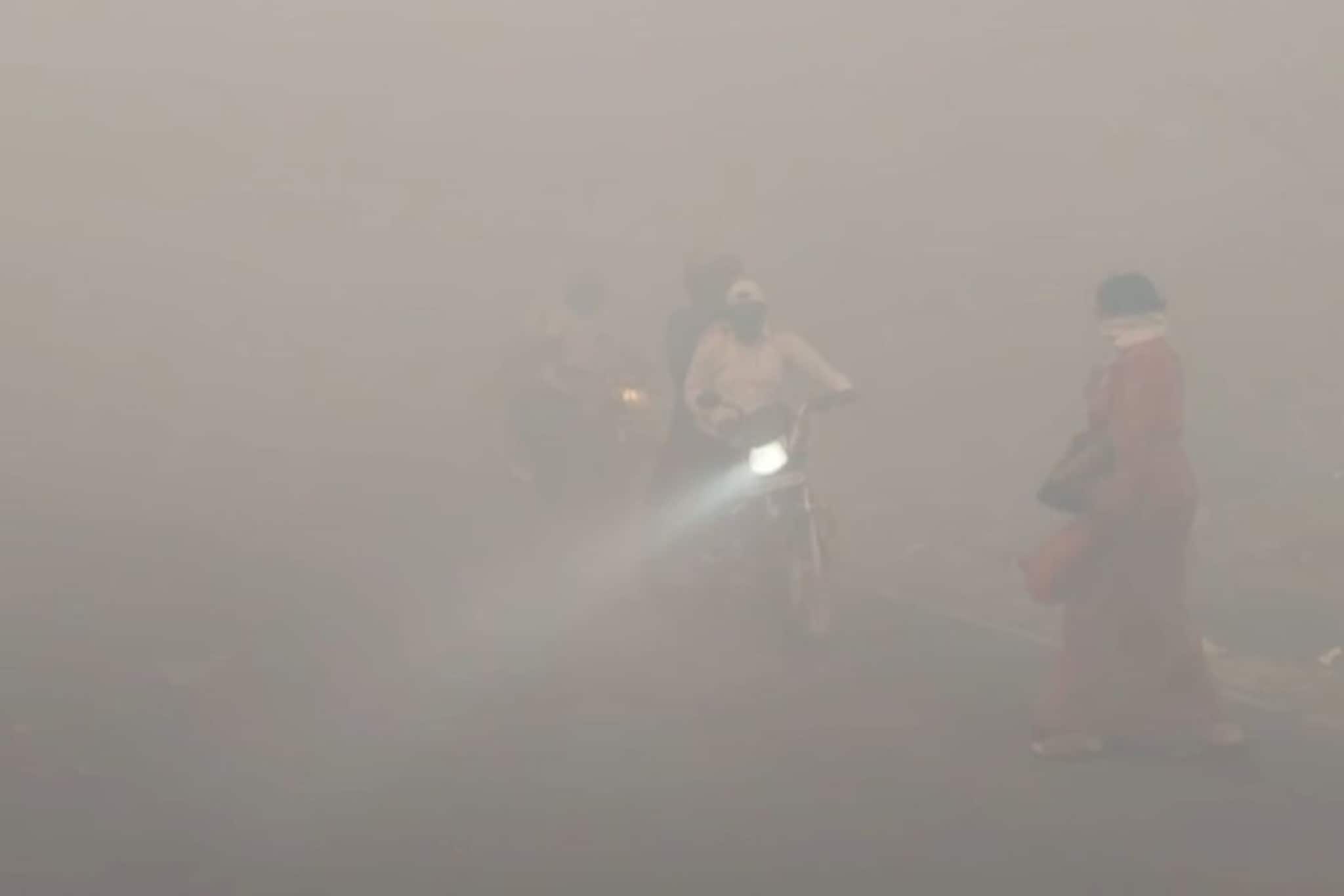 Satra : रस्ता हरवला धुरात, 50 फूट उंच धुराचे लोट, साताऱ्यातील आगीचा भीषण VIDEO