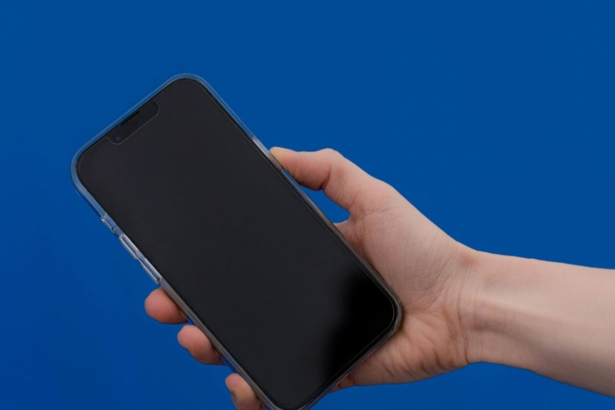 स्मार्टफोनचं Power Button नेहमी उजव्या बाजूलाच का असतं? मोबाईल हातात धरल्यावर कधी 'या' गोष्टीकडे लक्ष दिलंय