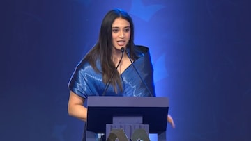 ब्लू गाऊन, गालावर खळी... BCCI अवॉर्डमध्ये स्मृतीचे घायाळ करणारे 6 Photo