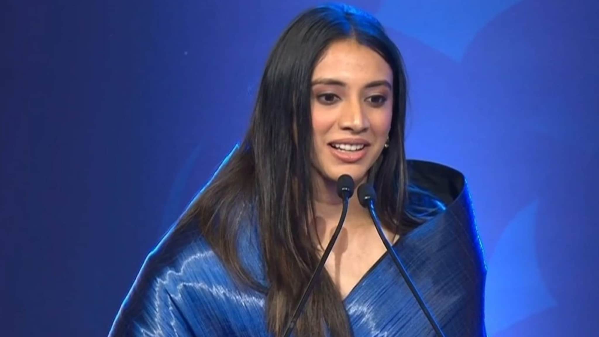Smriti Mandhana : ब्लू गाऊन, गालावर खळी... BCCI अवॉर्डमध्ये स्मृतीचे घायाळ करणारे 6 Photo