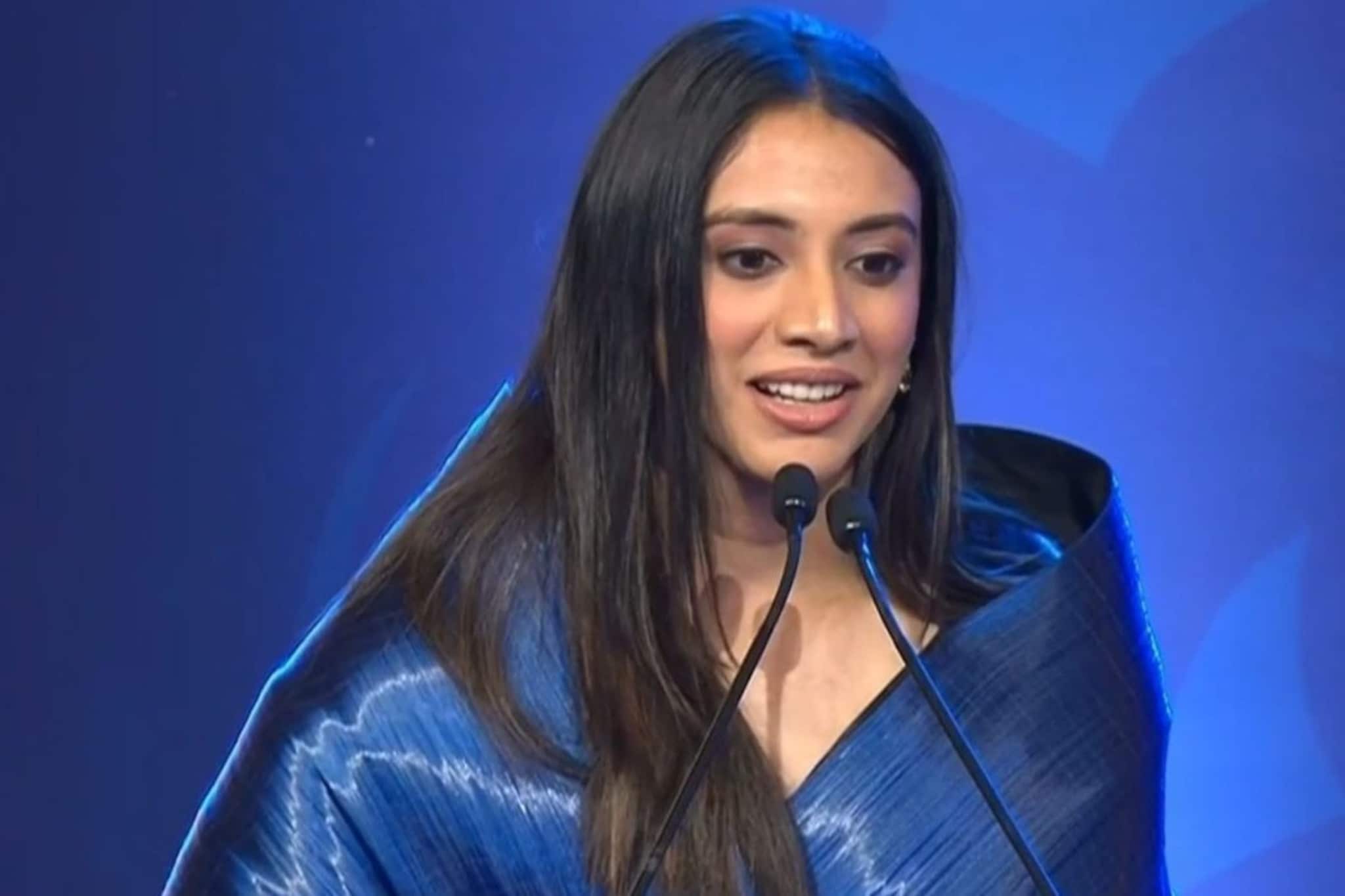 ब्लू गाऊन, गालावर खळी... BCCI अवॉर्डमध्ये स्मृतीचे घायाळ करणारे 6 Photo ब्लू गाऊन, गालावर खळी... BCCI अवॉर्डमध्ये स्मृतीचे घायाळ करणारे 6 Photo