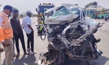 एका क्षणात होत्याचं नव्हतं झालं! ट्रकला धडकली  क्रूझर, इंदापुरातील भीषण अपघातात ३ ठार,  PHOTOs